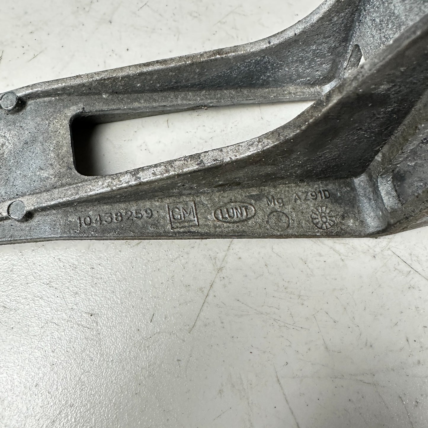 05-13 CHEVROLET CORVETTE ABS ANTI LOCK BRAKE PUMP SUPPORT BRACKET 10438259 OEM