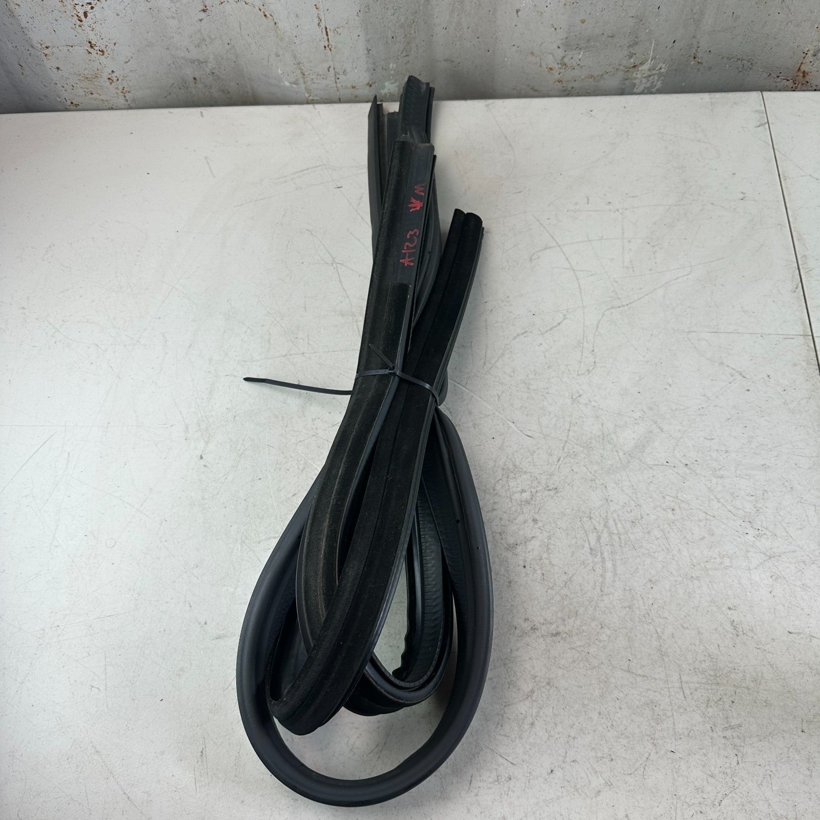 05-13 CHEVROLET CORVETTE C6 FRONT WINDSHIELD WEATHERSTRIP RUBBER SEAL BLACK OEM