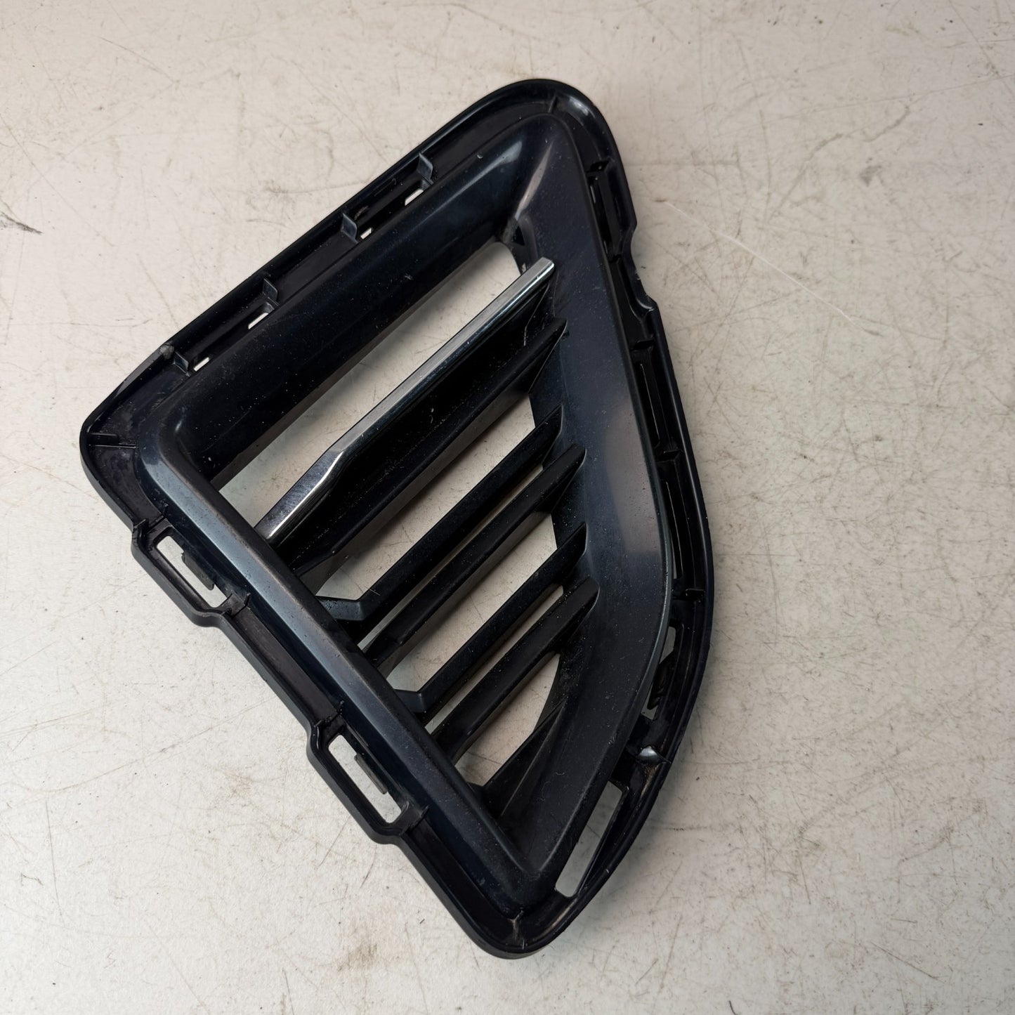 2016-2018 CHEVY CAMARO FRONT RIGHT SIDE BUMPER FOG LIGHT BEZEL COVER 84278551