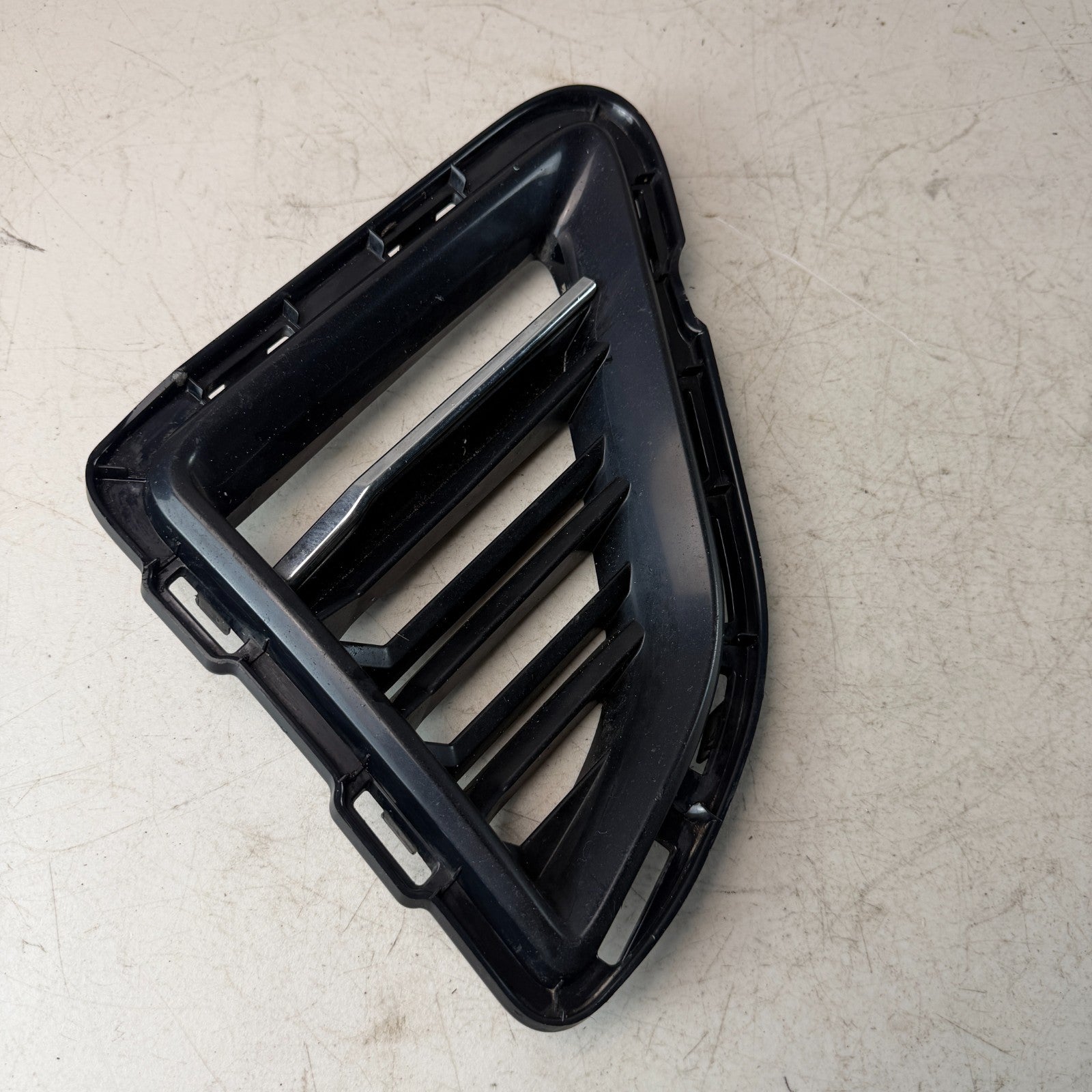 2016-2018 CHEVY CAMARO FRONT RIGHT SIDE BUMPER FOG LIGHT BEZEL COVER 84278551