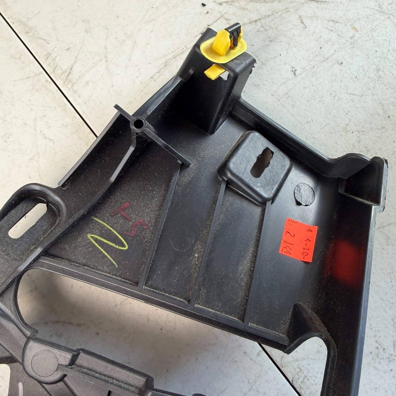 2014-2019 CHEVROLET CORVETTE RIGHT PASSENGER SIDE B PILLAR LOWER TRIM COVER OEM