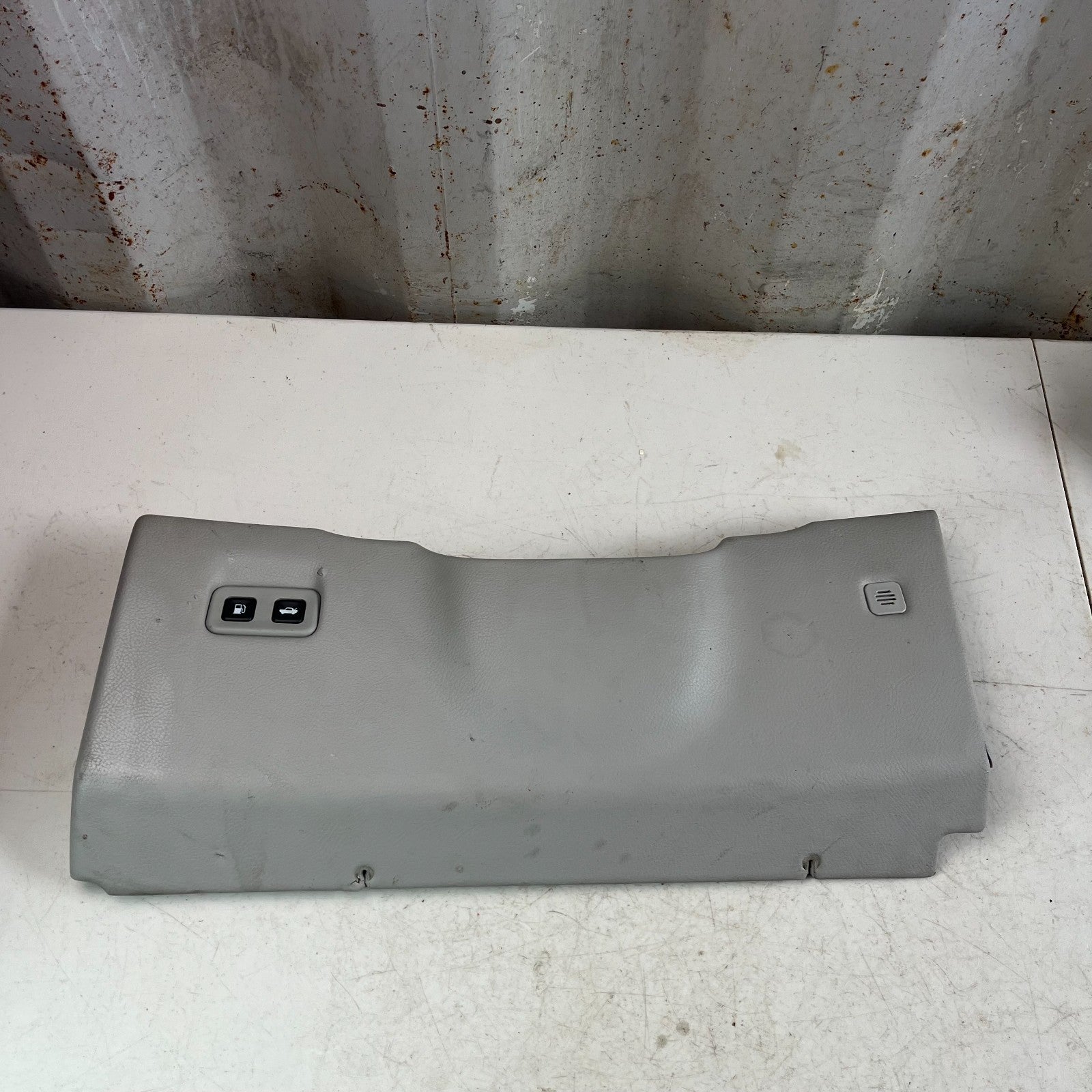2005-2013 CHEVROLET CORVETTE LEFT DRIVER SIDE LOWER KNEE BOLSTER TRIM PANEL OEM