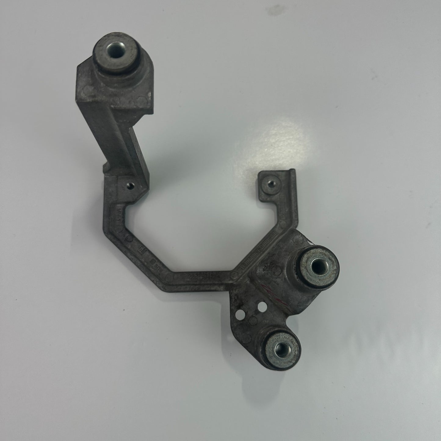14-19 CHEVROLET CORVETTE C7 POWER BRAKE BOOSTER VACUUM PUMP BRACKET MOUNT OEM