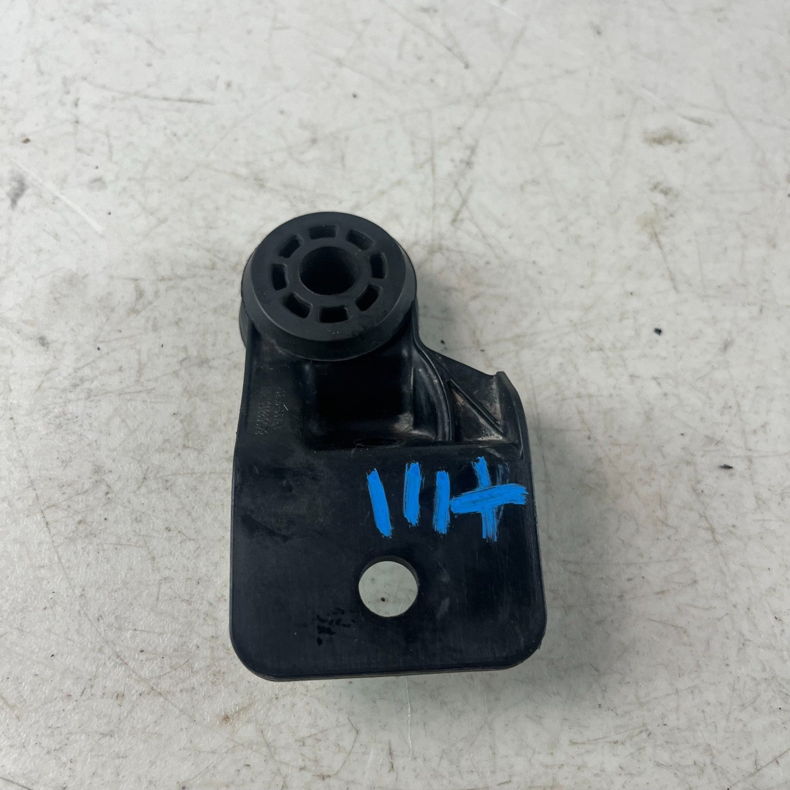 2016-24 CHEVY CAMARO FRONT RIGHT PASSENGER RADIATOR UPPER BRACKET 84009865 OEM
