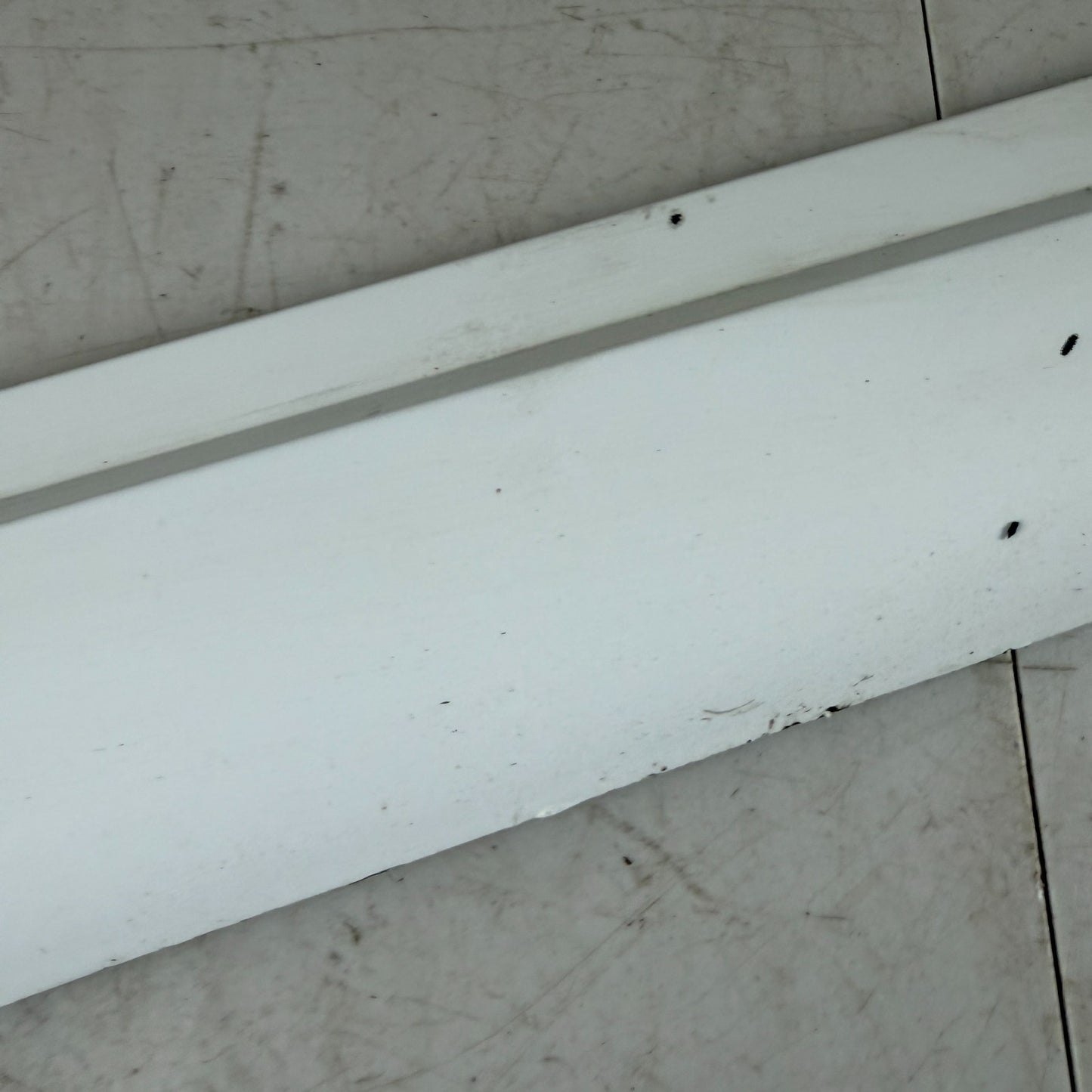 2017-2020 MASERATI LEVANTE FRONT RIGHT EXTERIOR DOOR LOWER MOLDING WHITE OEM