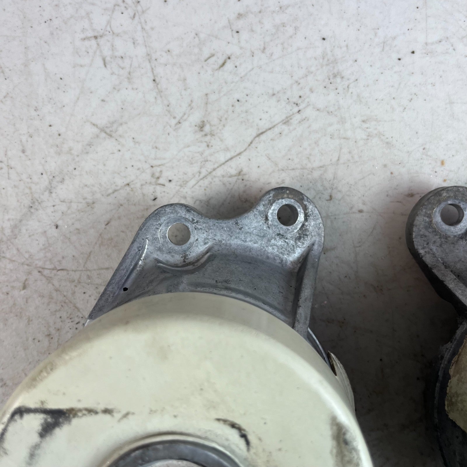 2015-2018 MERCEDES W205 C300 LEFT & RIGHT ENGINE MOUNT BRACKET PAIR A2052400800