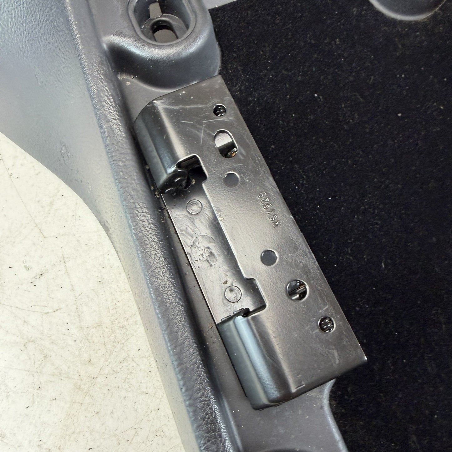 05-10 CHEVROLET CORVETTE C6 FRONT CENTER CONSOLE ARM REST LID FRAME BLACK OEM