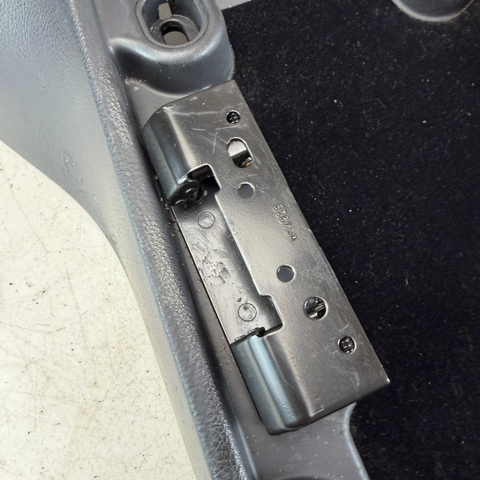 05-10 CHEVROLET CORVETTE C6 FRONT CENTER CONSOLE ARM REST LID FRAME BLACK OEM
