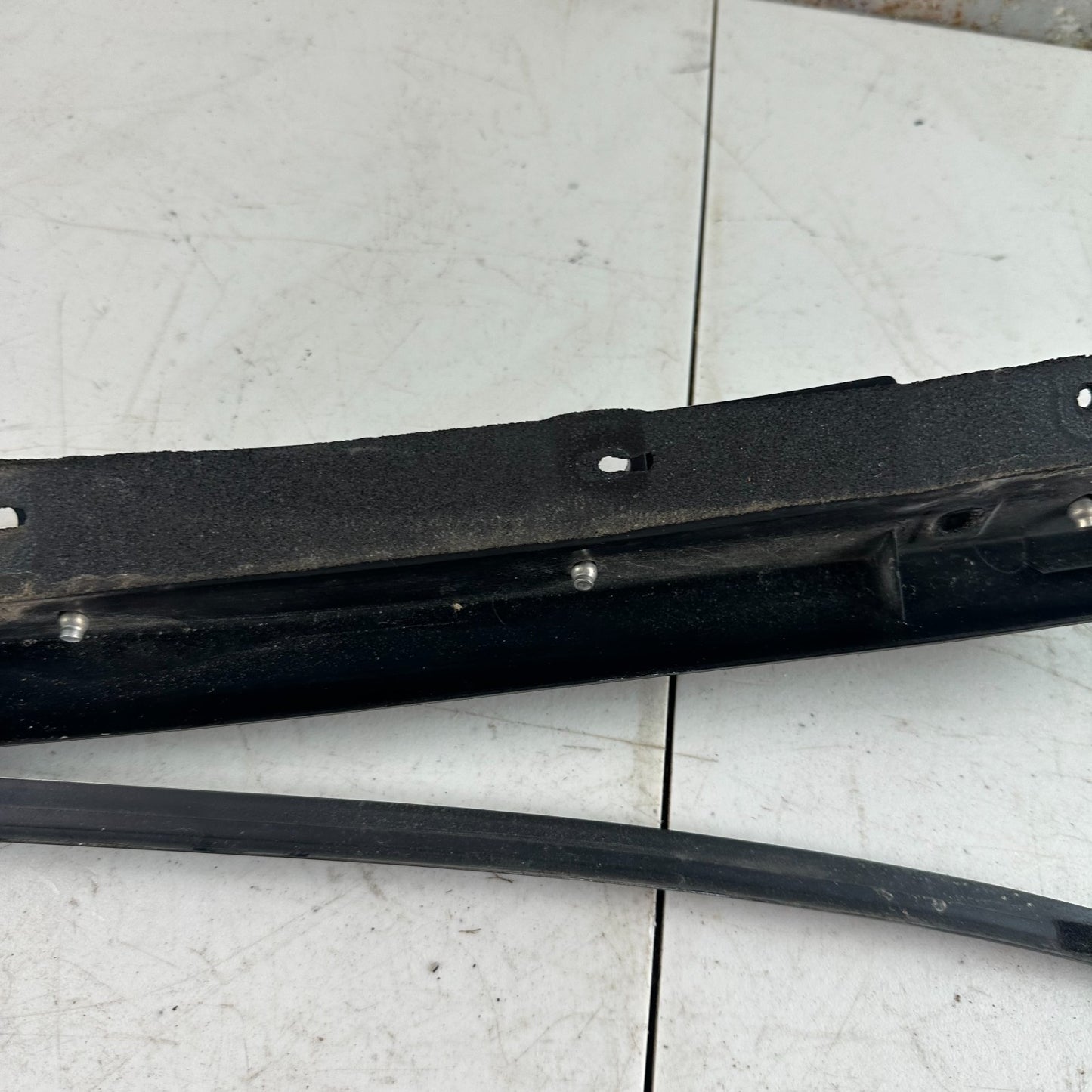 2005-2013 CHEVROLET CORVETTE C6 FRONT LEFT SIDE DOOR WINDOW FRAME APPLIQUE OEM