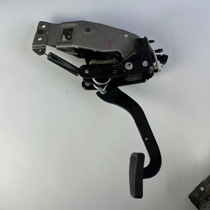 10-15 CHEVY CAMARO MANUAL TRANSMISSION BRAKE & CLUTCH PEDAL 22957491 92247627
