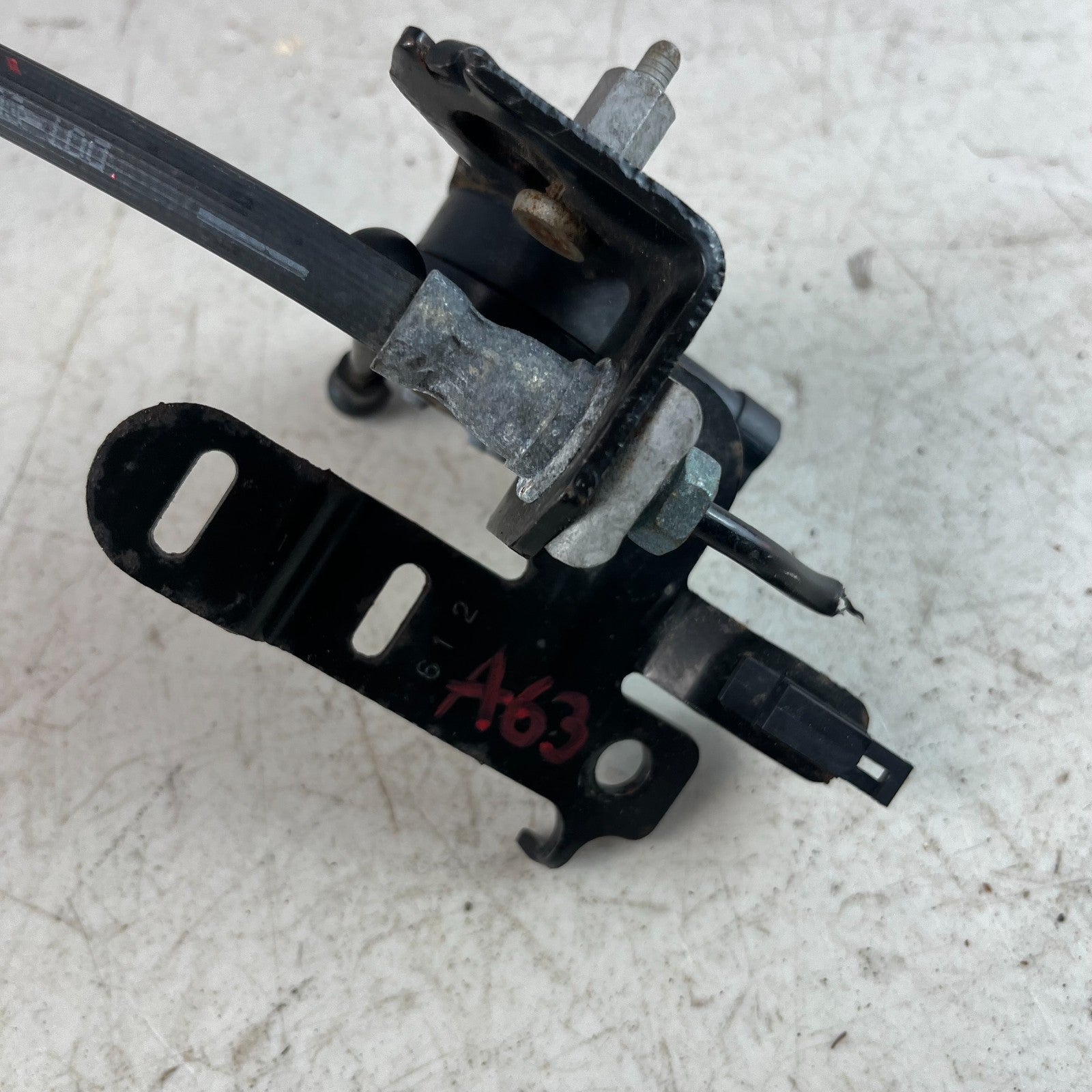 14-19 CHEVY CORVETTE REAR RIGHT SUSPENSION HEIGHT LEVEL SENSOR W/ WIRE 23110570