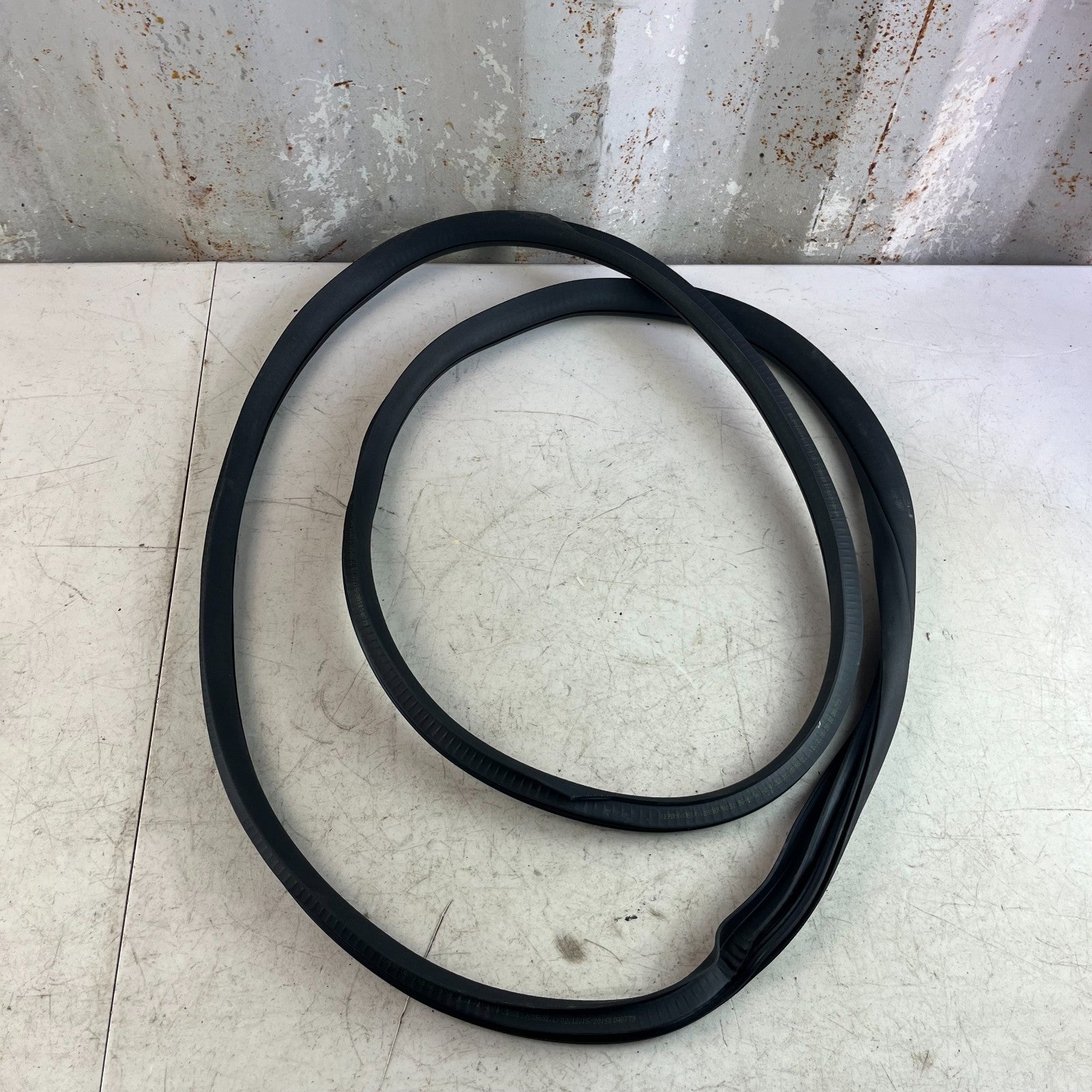 2015-2021 MERCEDES W205 C300 FRONT RIGHT SIDE DOOR BODY WEATHERSTRIP SEAL OEM