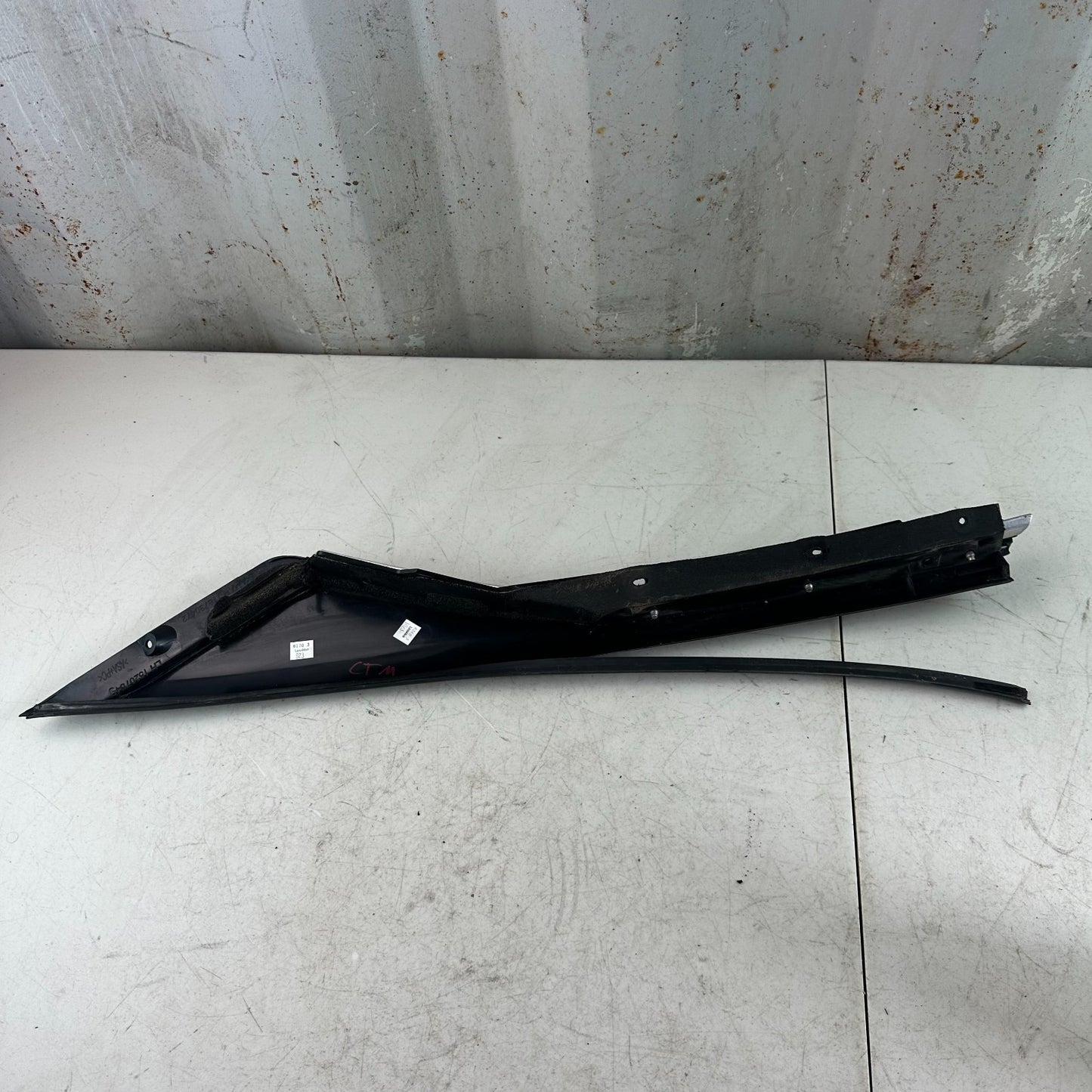 2005-2013 CHEVROLET CORVETTE C6 FRONT LEFT SIDE DOOR WINDOW FRAME APPLIQUE OEM