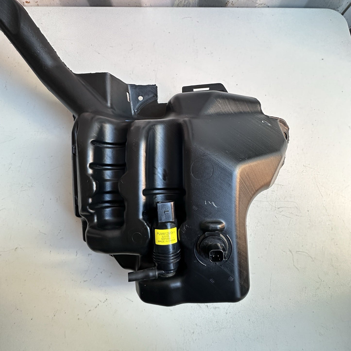 2014-2019 CHEVROLET CORVETTE C7 WASHER FLUID RESERVOIR TANK OEM