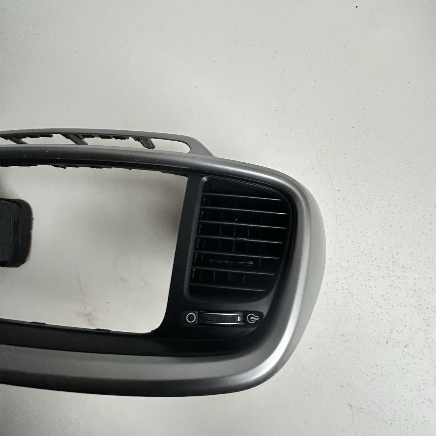 16-18 KIA SORENTO CENTER DASH RADIO SURROUND BEZEL TRIM PANEL Assembly Silver