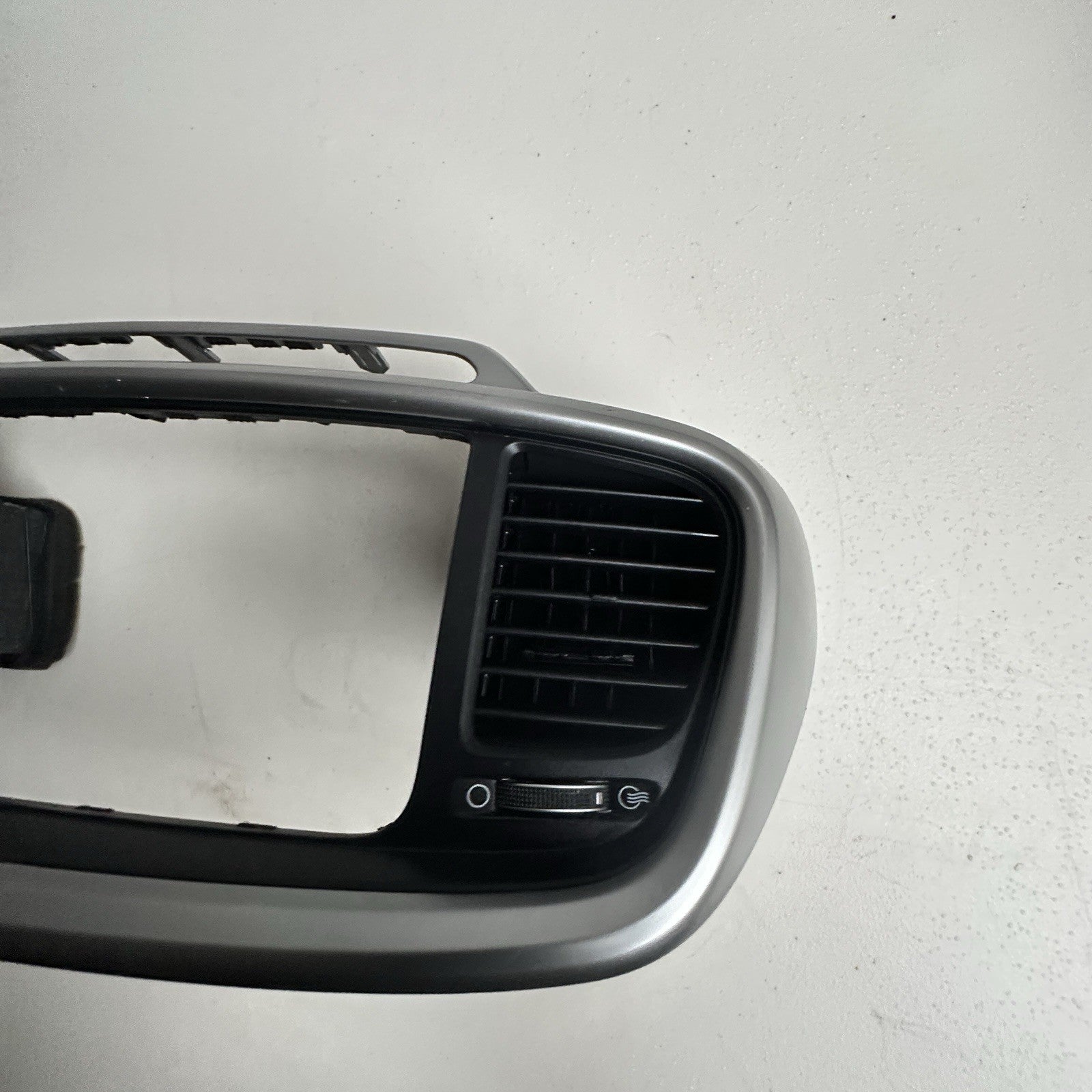 16-18 KIA SORENTO CENTER DASH RADIO SURROUND BEZEL TRIM PANEL Assembly Silver