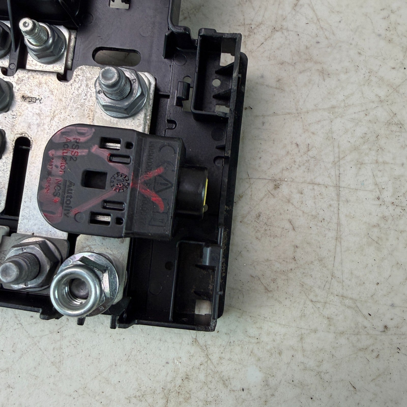 2017-2020 MASERATI LEVANTE BATTERY TERMINAL CLAMP TRAY BRACKET BOX 670002029 OEM
