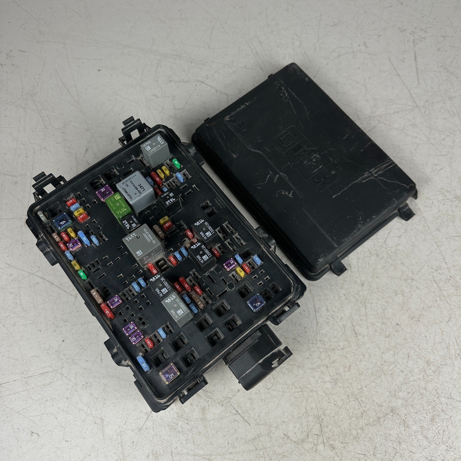 2014-2019 CHEVROLET CORVETTE C7 UNDER HOOD RELAY FUSE BOX ASSEMBLY 23189699 OEM