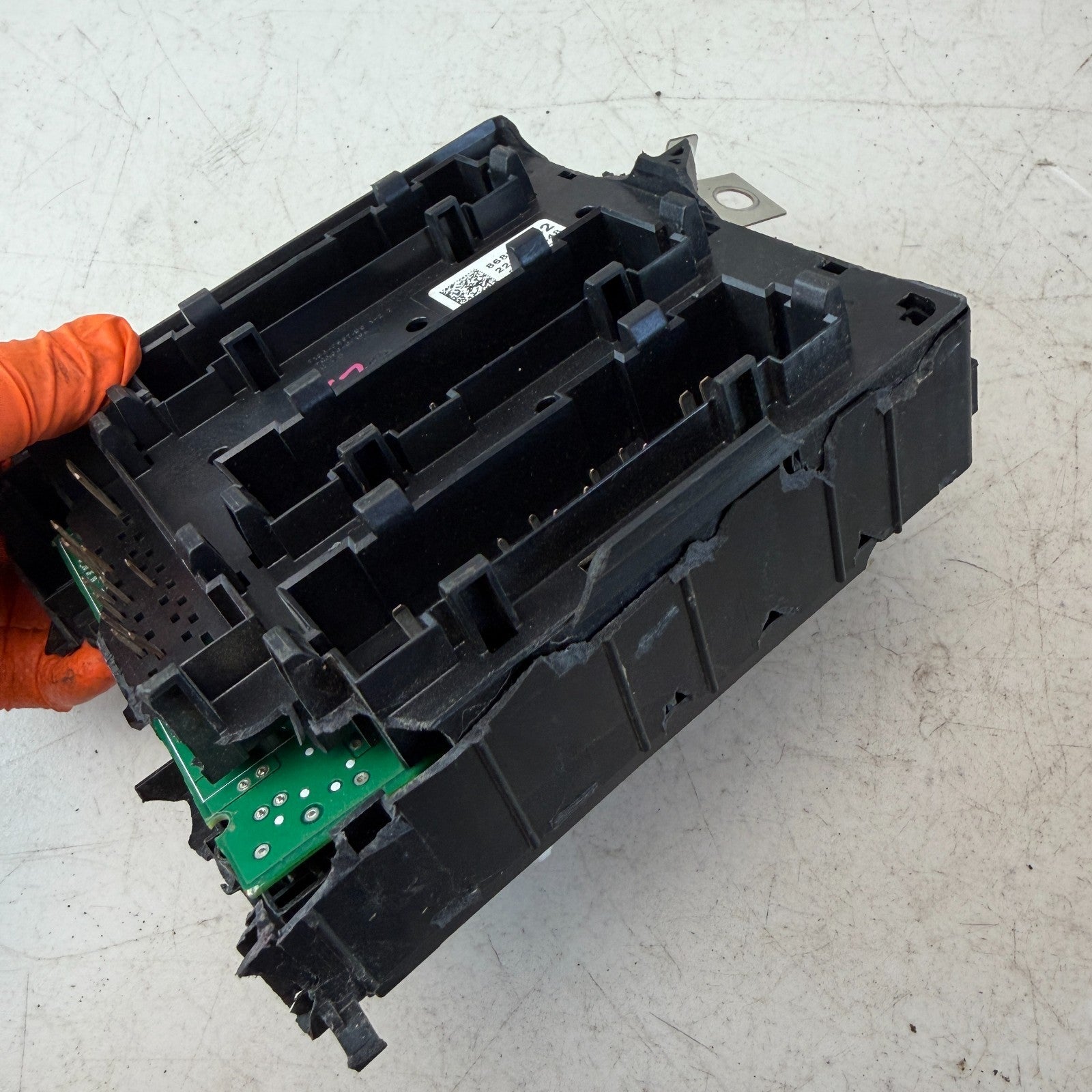 2021-2024 CHEVROLET CAMARO ENGINE COMPARTMENT FUSE BOX RELAY BOX 86806142 OEM