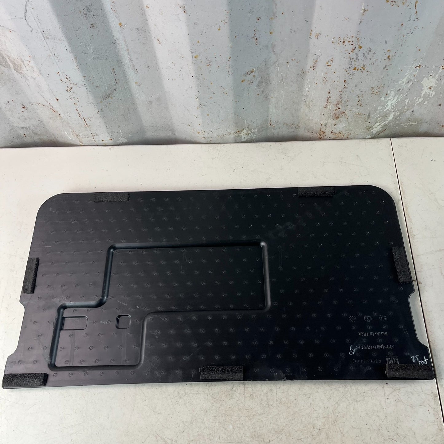 2014-2019 CHEVROLET CORVETTE REAR FLOOR CARGO STORAGE COMPARTMENT LID 23302169