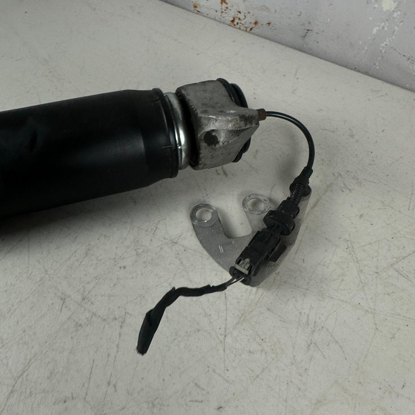 2017-2023 CHEVROLET CAMARO REAR RIGHT SIDE SUSPENSION SHOCK STRUT ABSORBER OEM