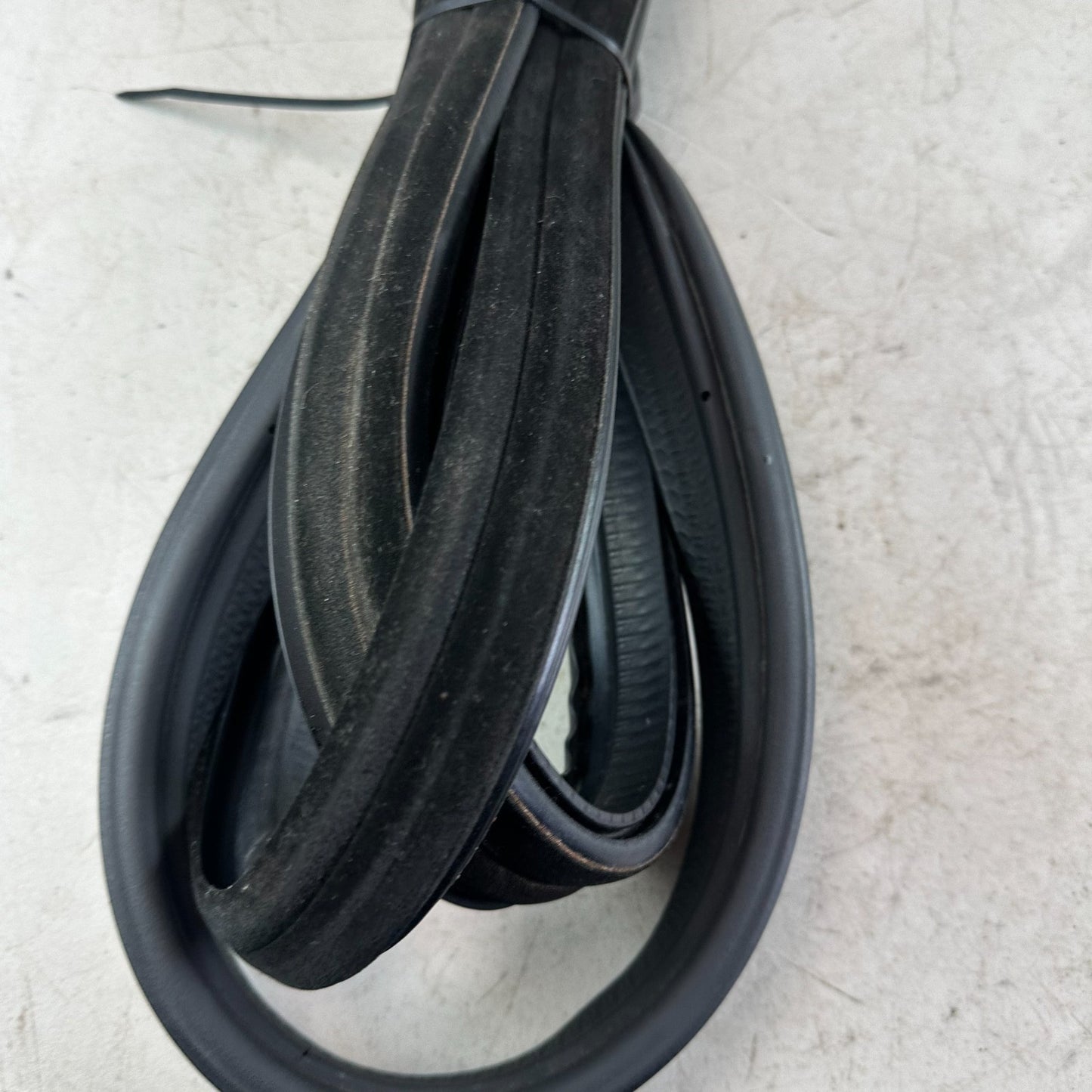 05-13 CHEVROLET CORVETTE C6 FRONT WINDSHIELD WEATHERSTRIP RUBBER SEAL BLACK OEM