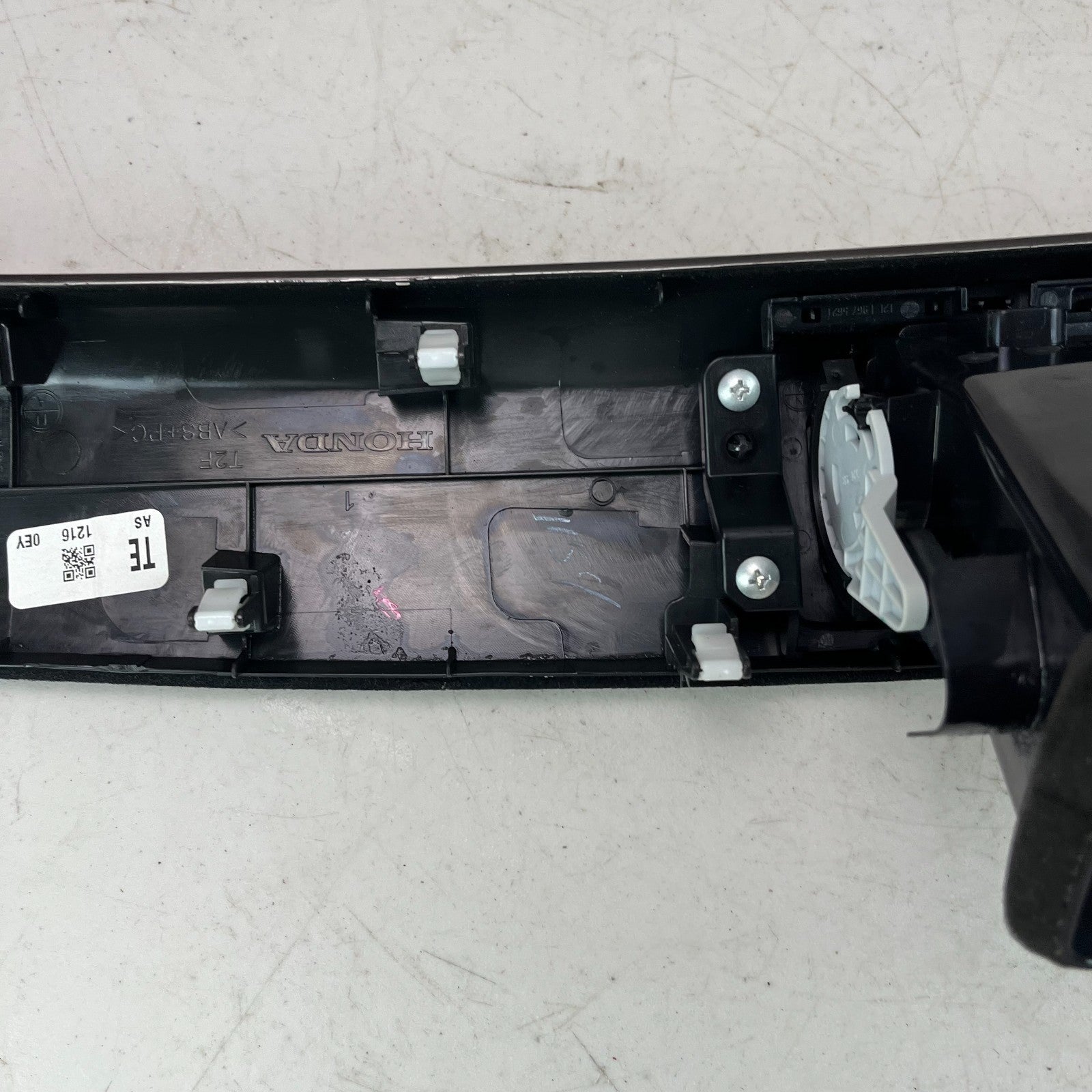 2013 - 2017 HONDA ACCORD FRONT RIGHT DASH AC HEATER AIR VENT PANEL E967-5611-200
