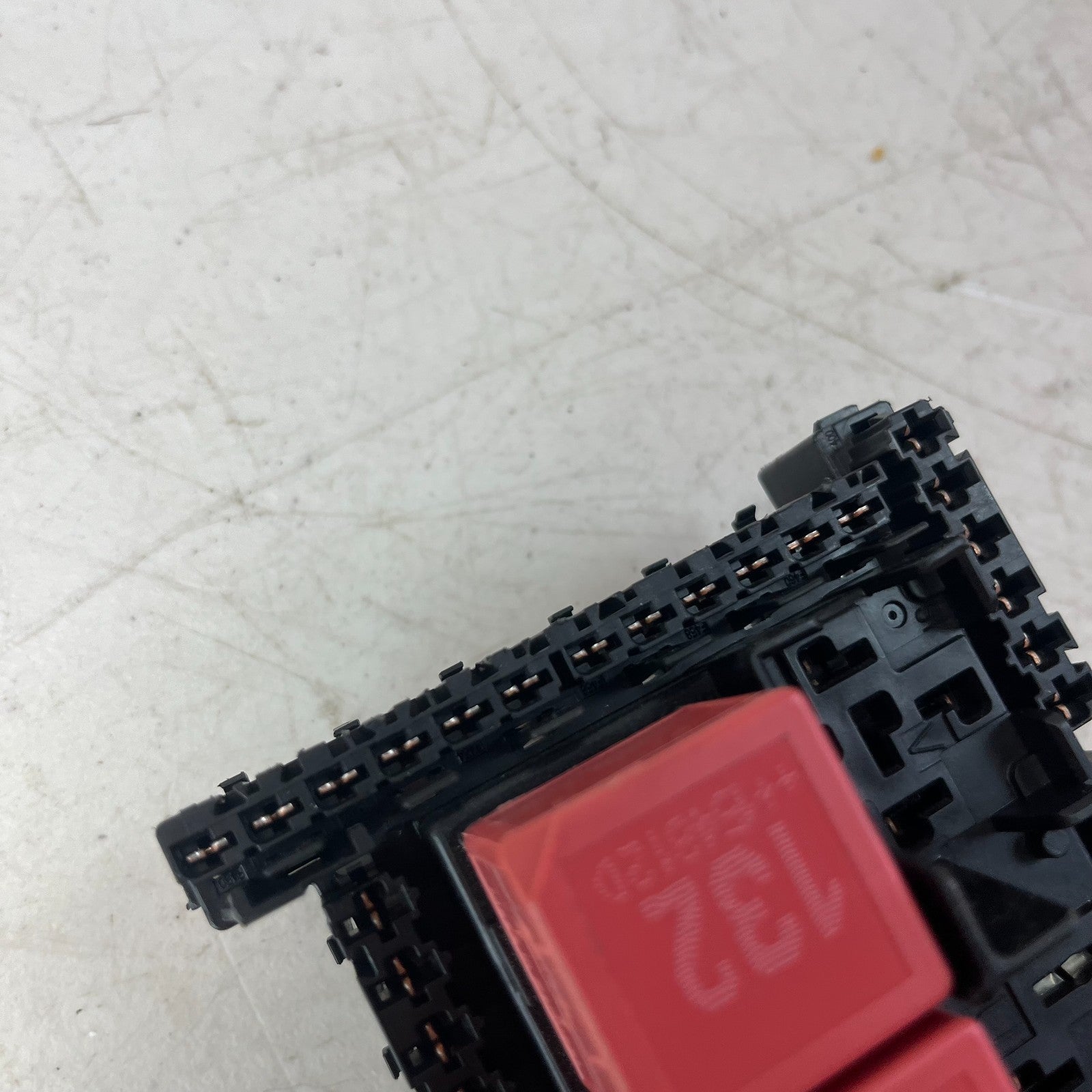 2015-2021 MERCEDES C300 REAR COMPARTMENT FUSE BOX RELAY MODULE UNIT A2059068501