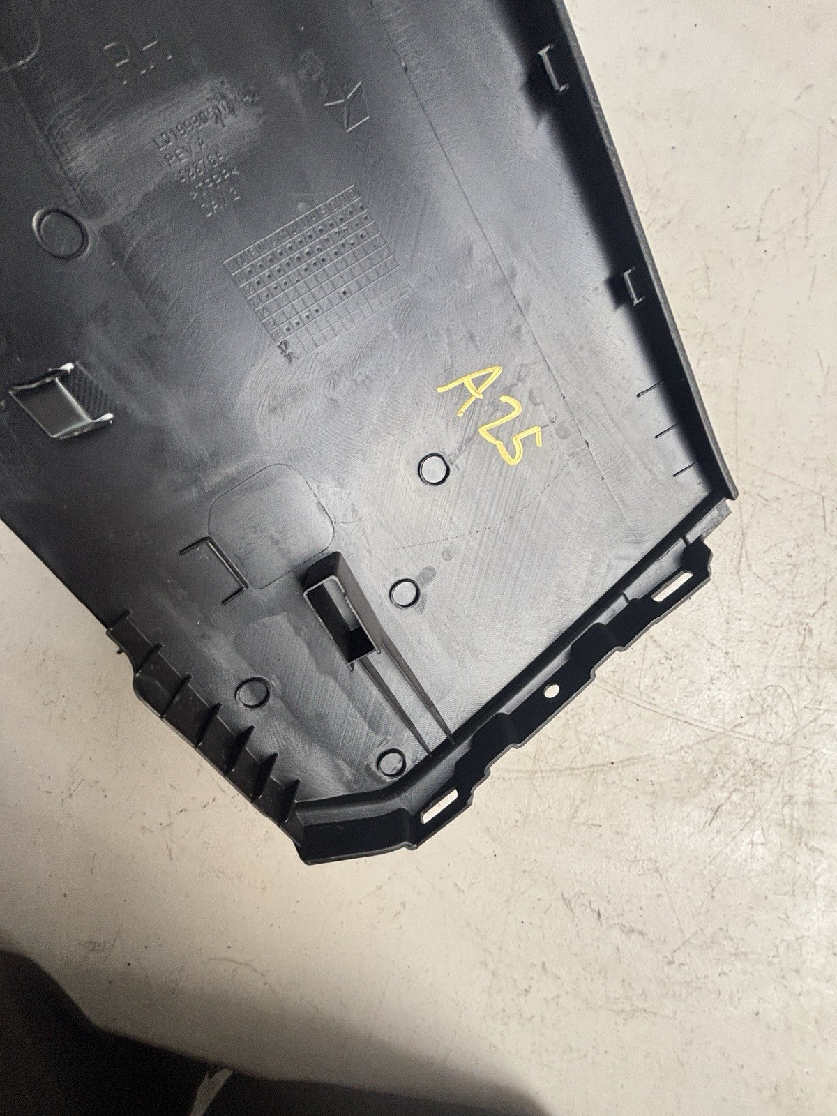 2015-2022 CHRYSLER 300 CENTER CONSOLE RIGHT SIDE COVER PANEL TRIM L0199905 OEM