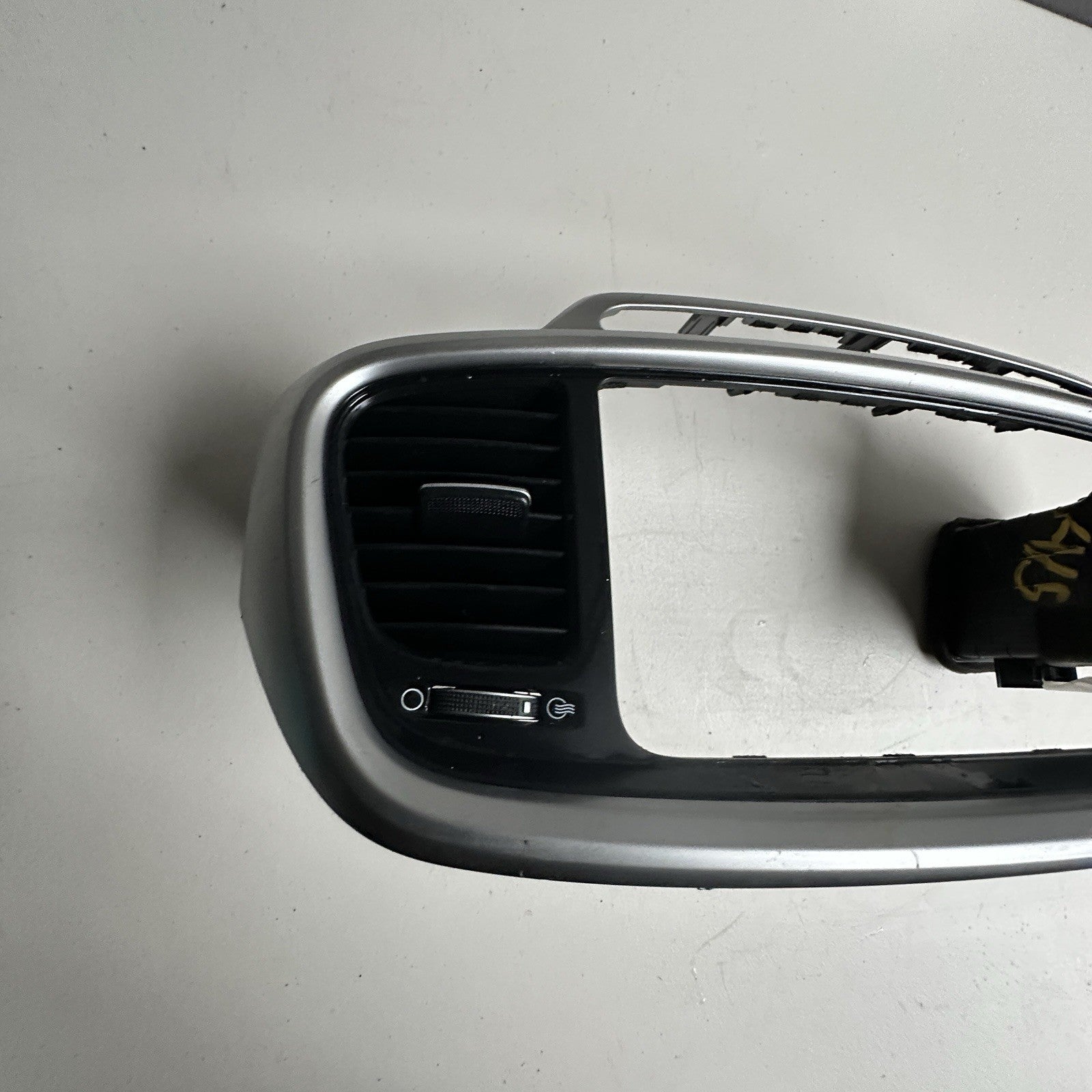 16-18 KIA SORENTO CENTER DASH RADIO SURROUND BEZEL TRIM PANEL Assembly Silver