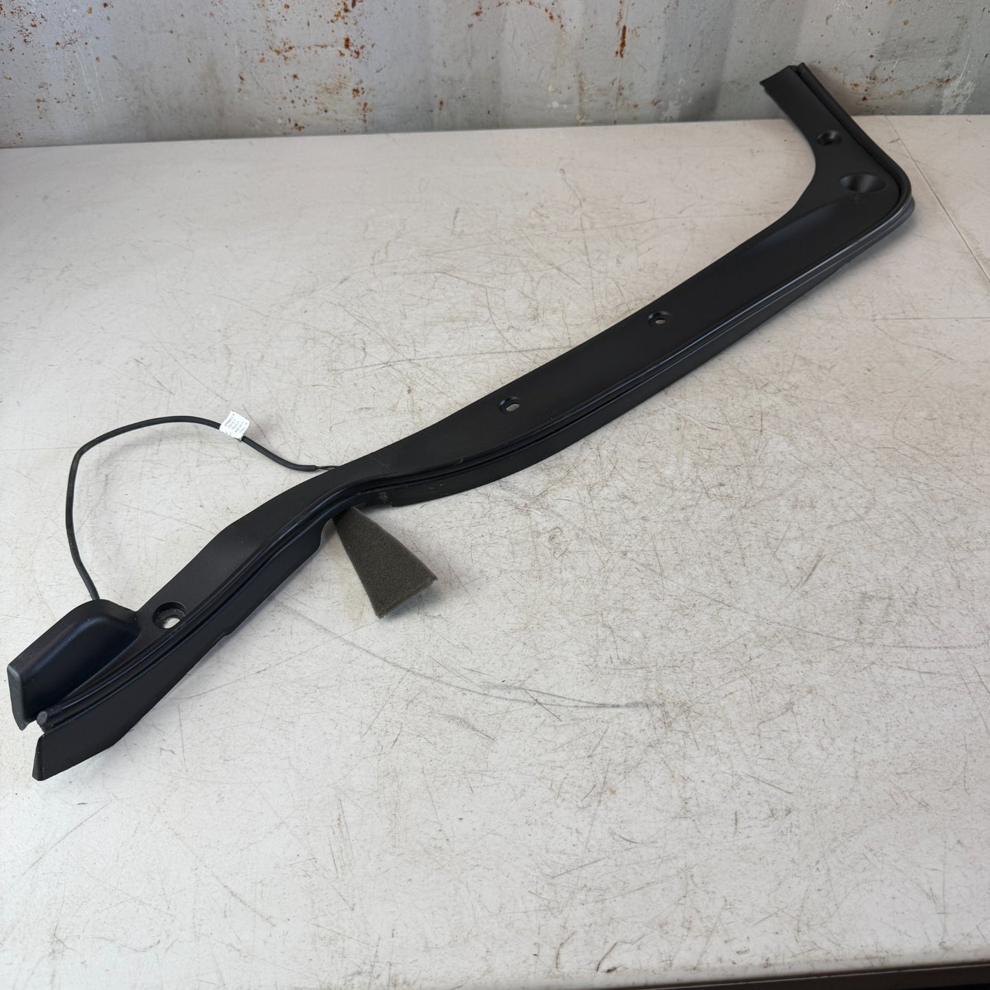 2017-2020 MASERATI LEVANTE LEFT SIDE LIFTGATE TRUNK ANTI PINCH SENSOR COVER OEM
