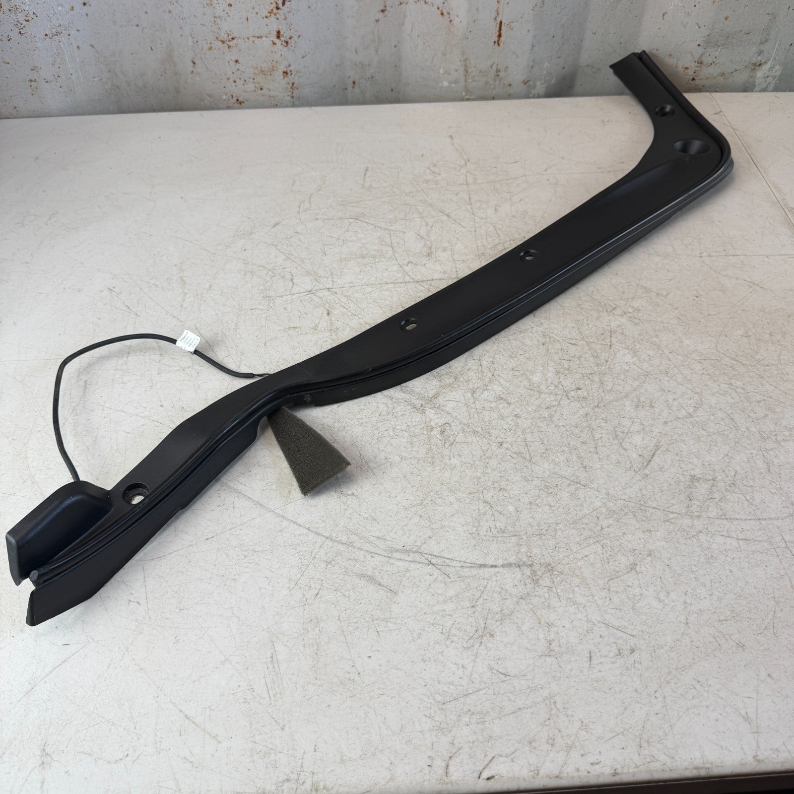 2017-2020 MASERATI LEVANTE LEFT SIDE LIFTGATE TRUNK ANTI PINCH SENSOR COVER OEM