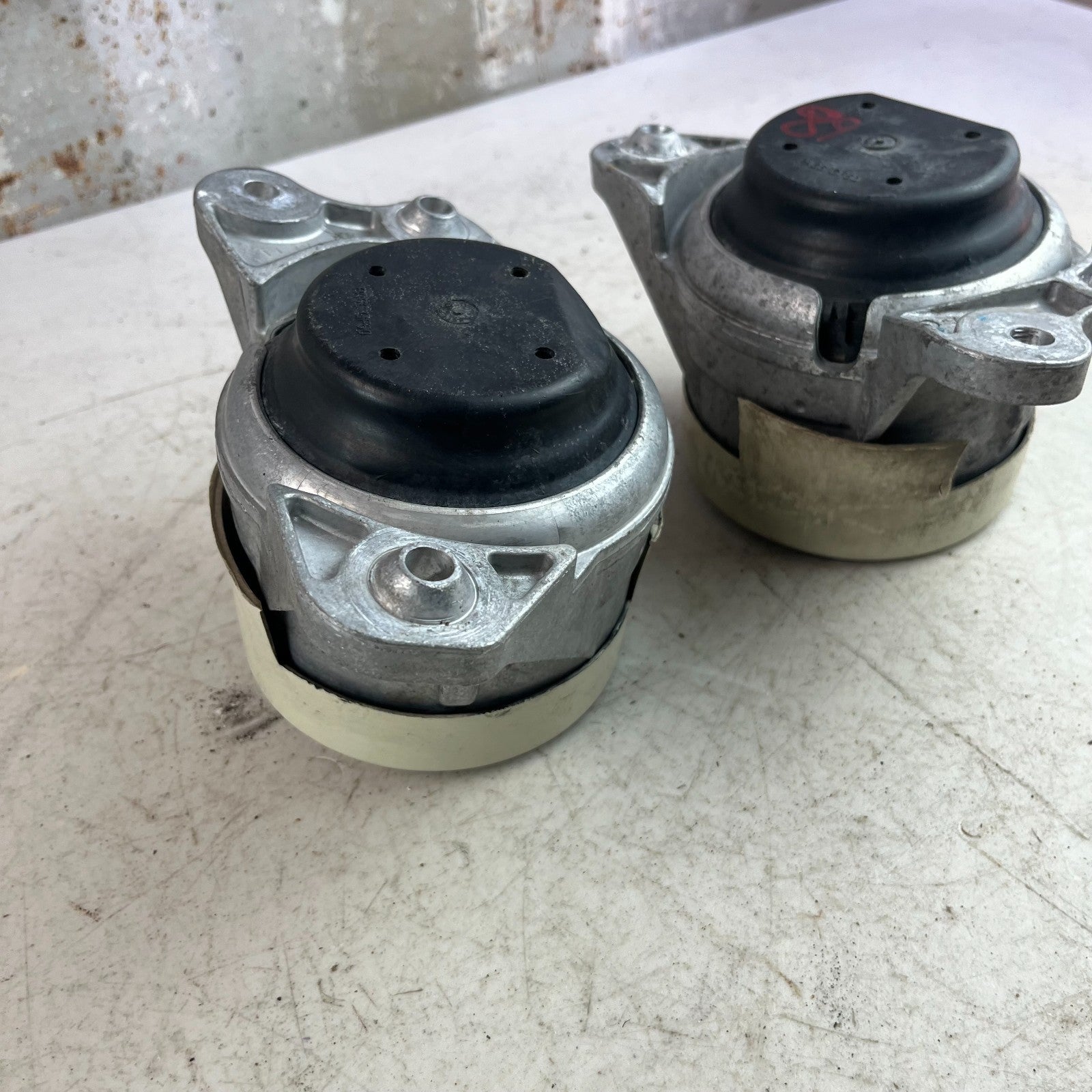 2015-2018 MERCEDES W205 C300 LEFT & RIGHT ENGINE MOUNT BRACKET PAIR A2052400800
