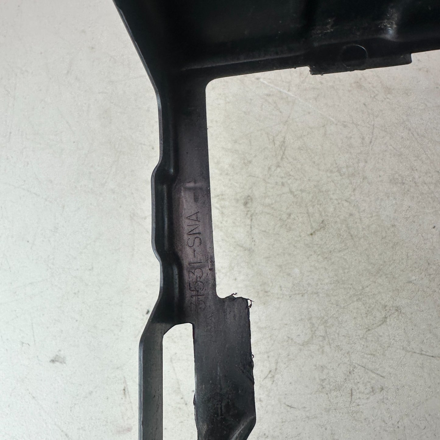 2017 - 2022 HONDA CR-V FRONT LOWER BATTERY HOLDER TRAY COVER BOX 31531-SNA OEM