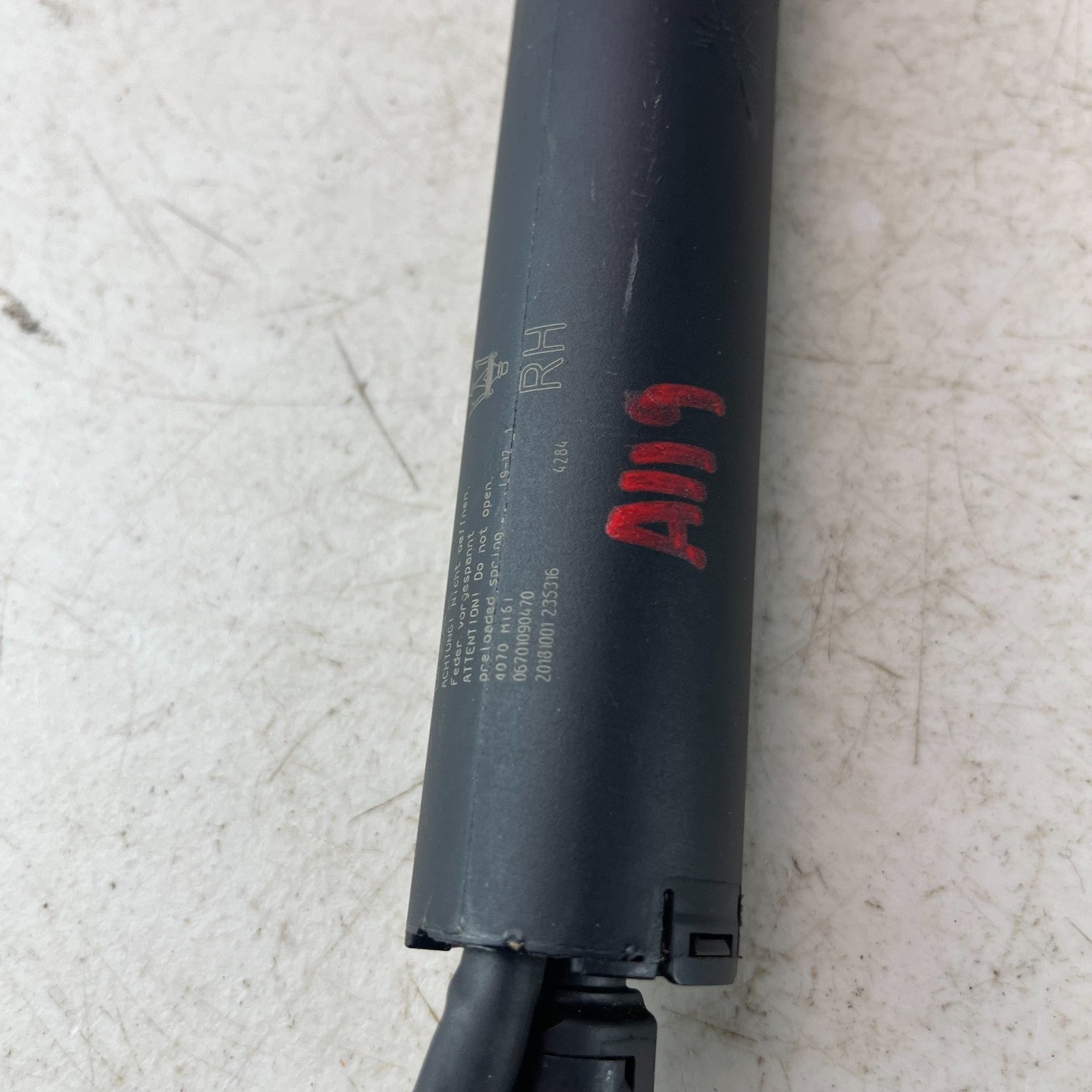 2017 - 2020 MASERATI LEVANTE RIGHT LIFTGATE POWER SHOCK STRUT LIFT CYLINDER OEM