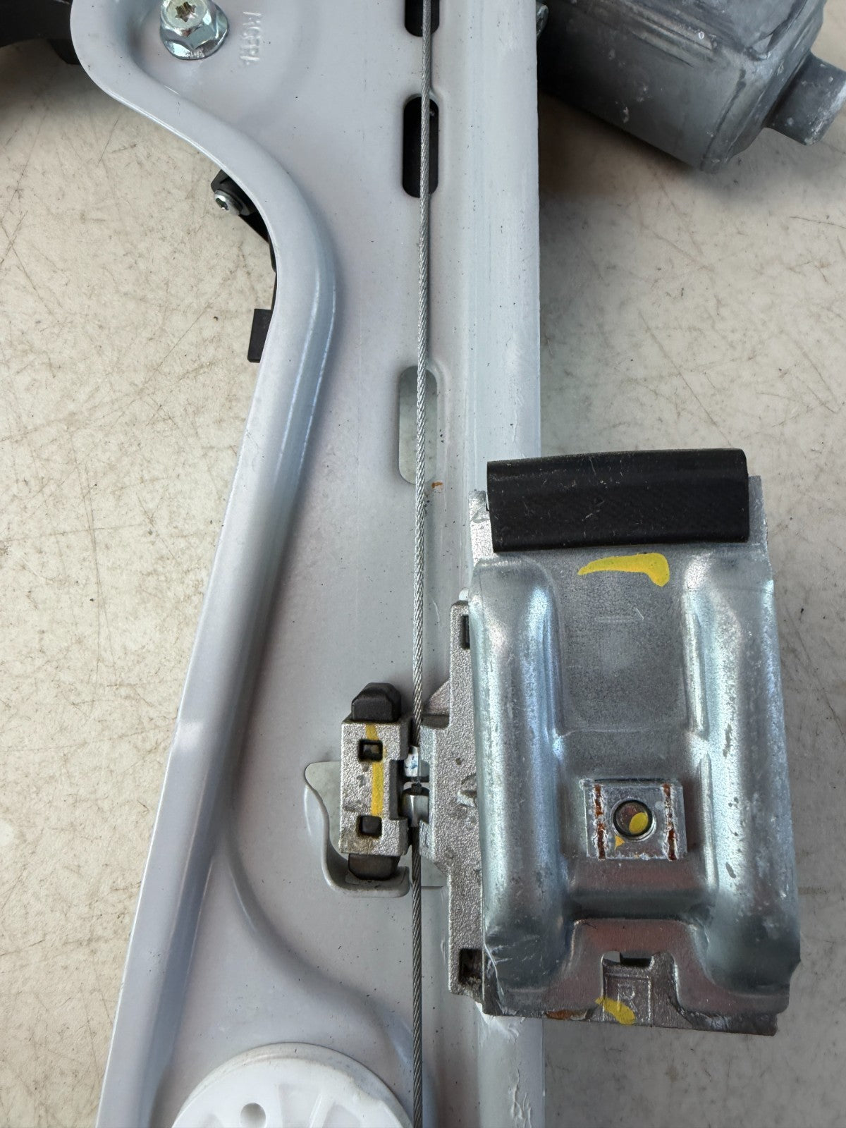 2016-2024 CHEVROLET CAMARO RIGHT PASSENGER SIDE DOOR WINDOW REGULATOR 84334537
