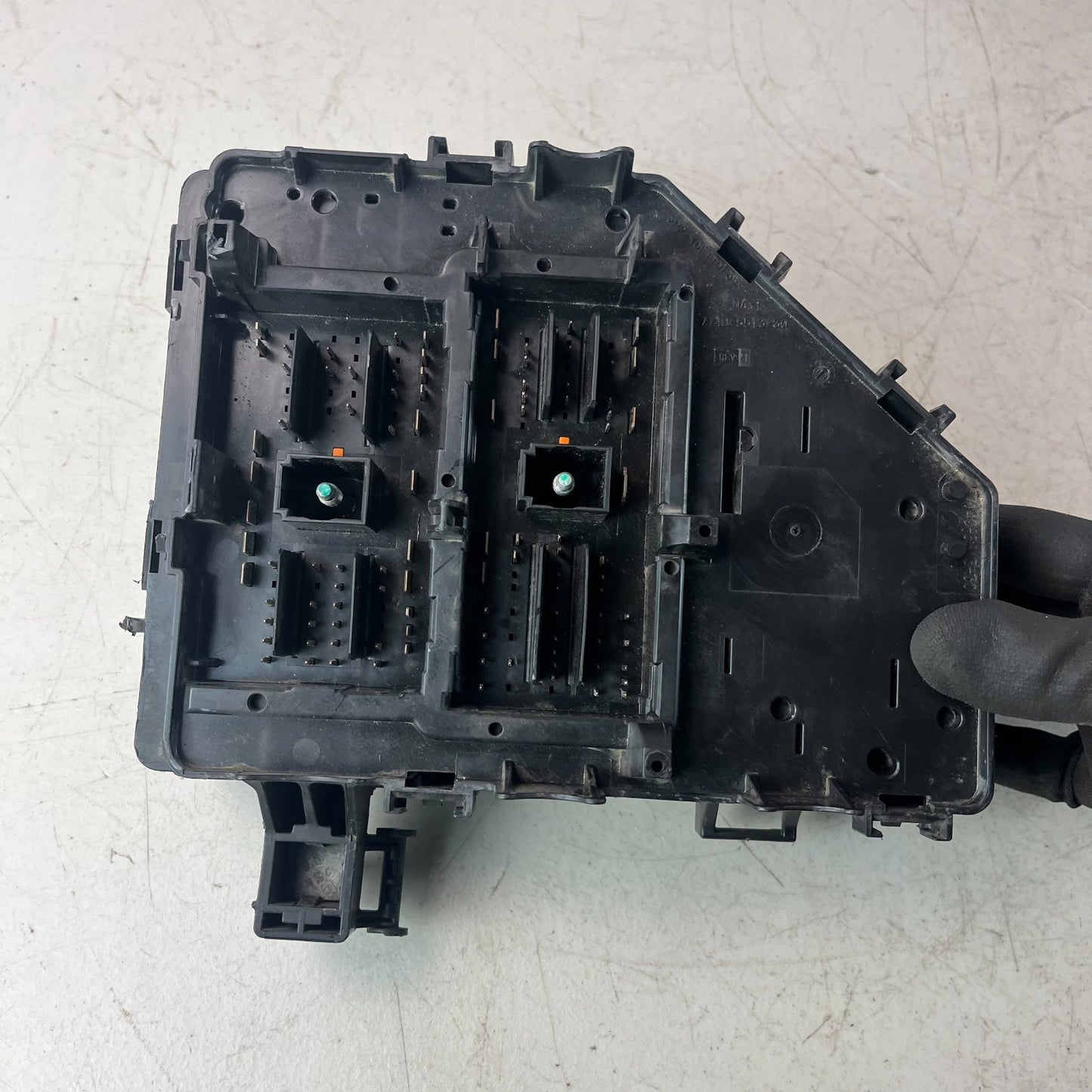 2009 CADILLAC CTS-V ENGINE FUSE BOX RELAY JUNCTION CONTROL 25966602 DAMAGED
