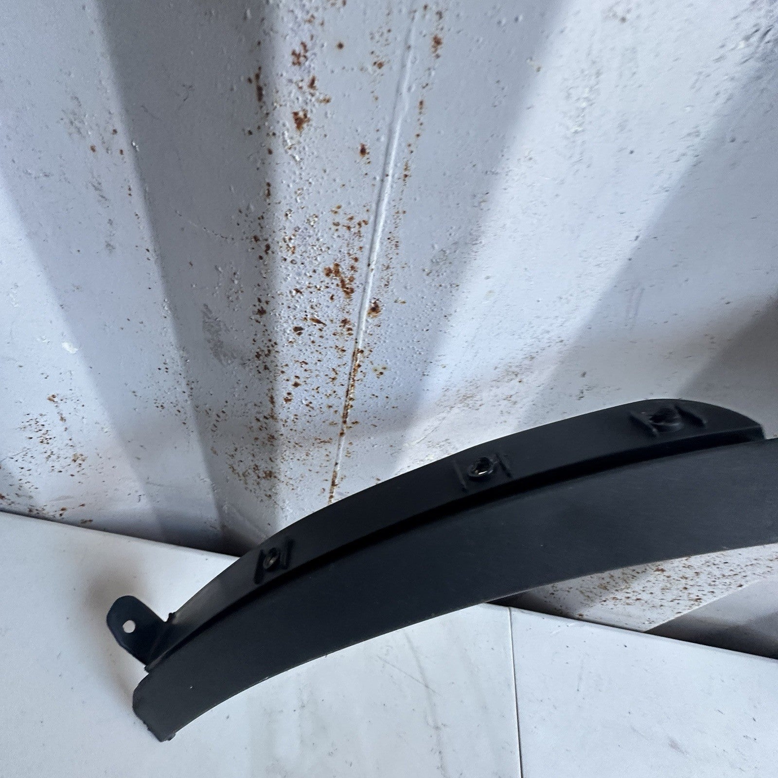 15-19 CHEVROLET CORVETTE Z06 OEM RH PASSENGER FRONT FENDER MOLDING 23315197