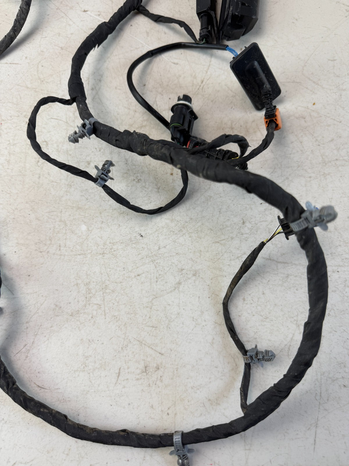 2019-2024 CHEVROLET CAMARO BLIND SPOT CONTROL MODULE W/ HARNESS 84428903 OEM
