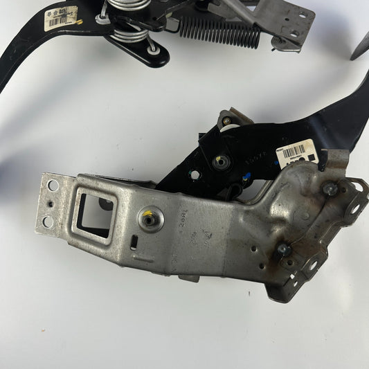 10-15 CHEVY CAMARO MANUAL TRANSMISSION BRAKE & CLUTCH PEDAL 22957491 92247627