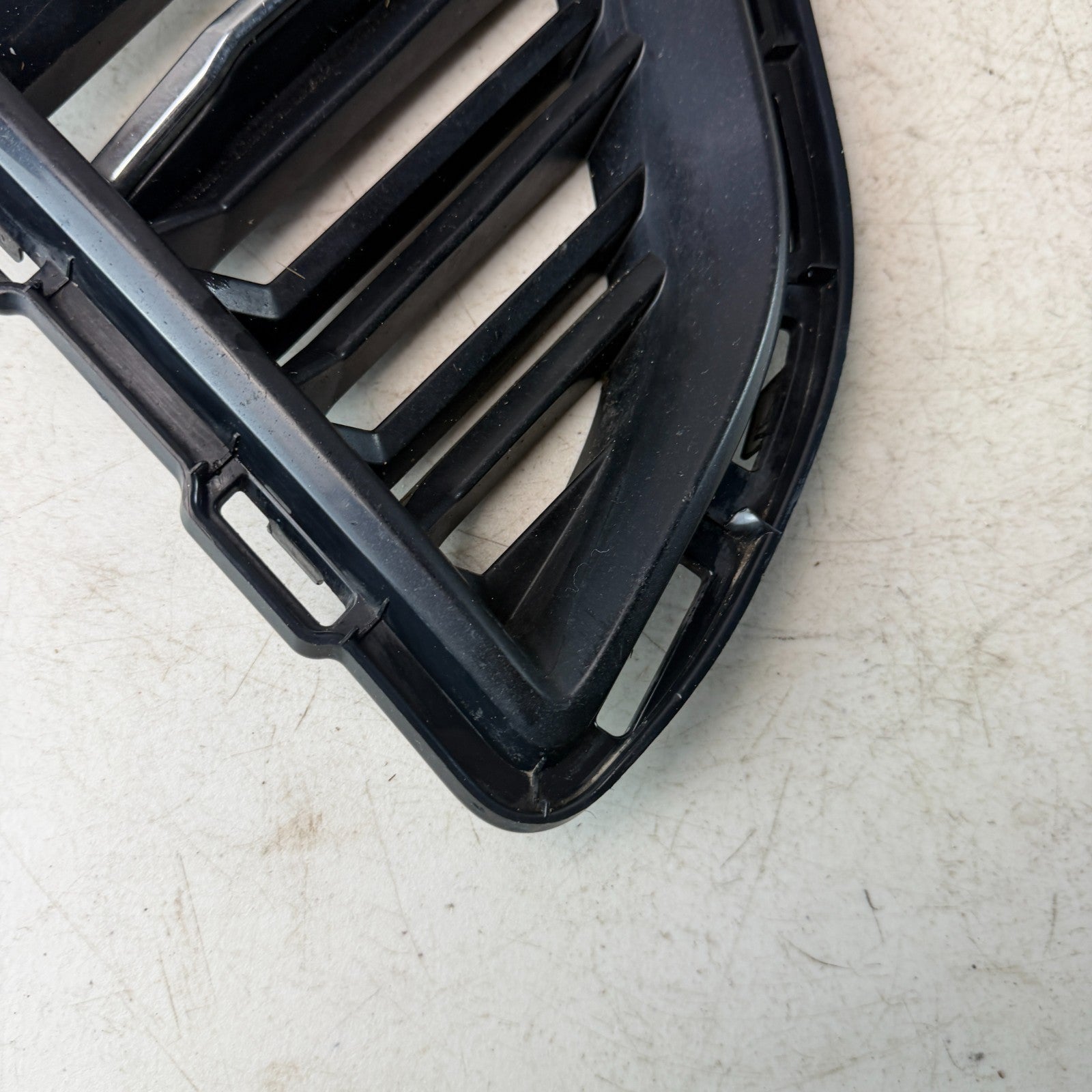2016-2018 CHEVY CAMARO FRONT RIGHT SIDE BUMPER FOG LIGHT BEZEL COVER 84278551