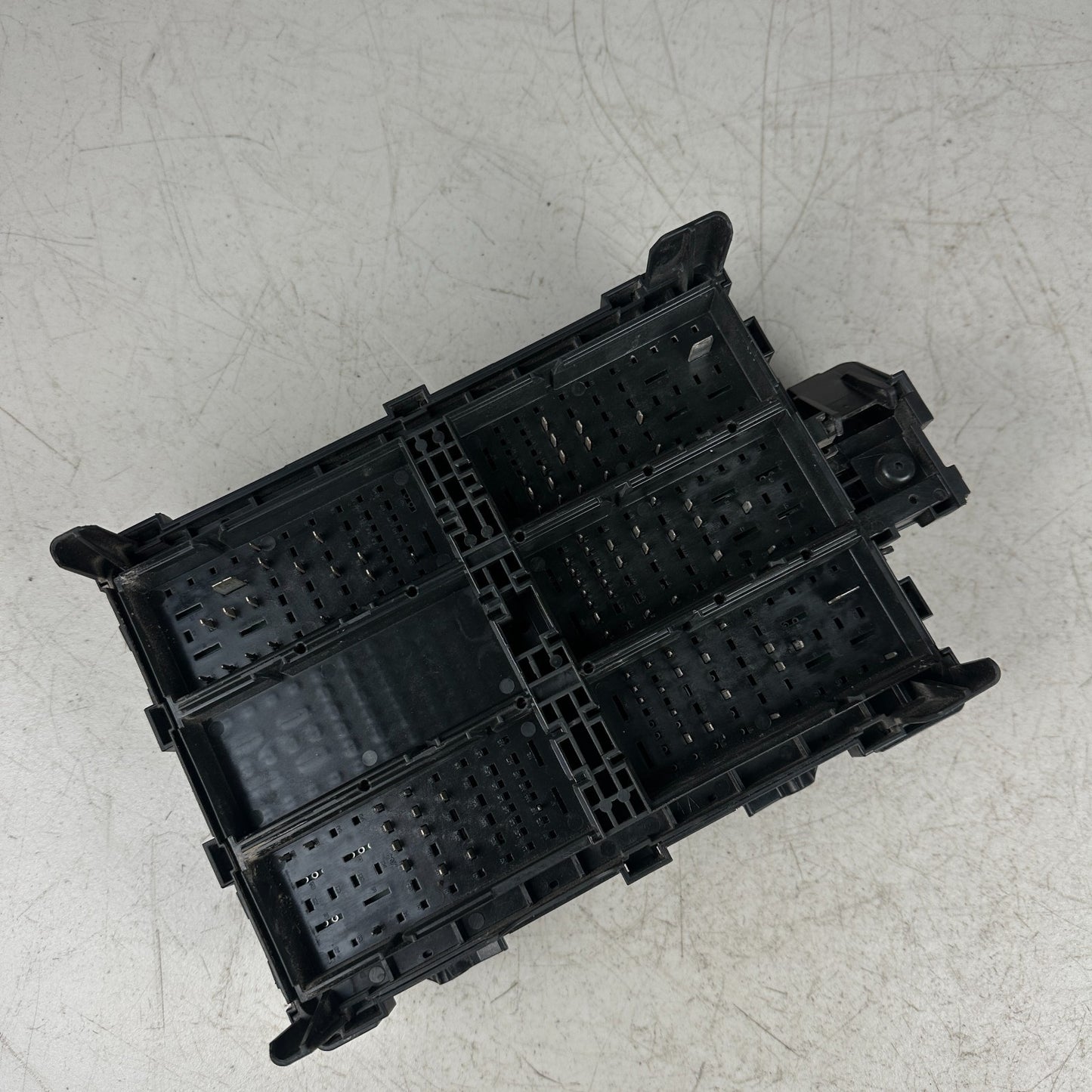2014-2019 CHEVROLET CORVETTE C7 UNDER HOOD RELAY FUSE BOX ASSEMBLY 23189699 OEM