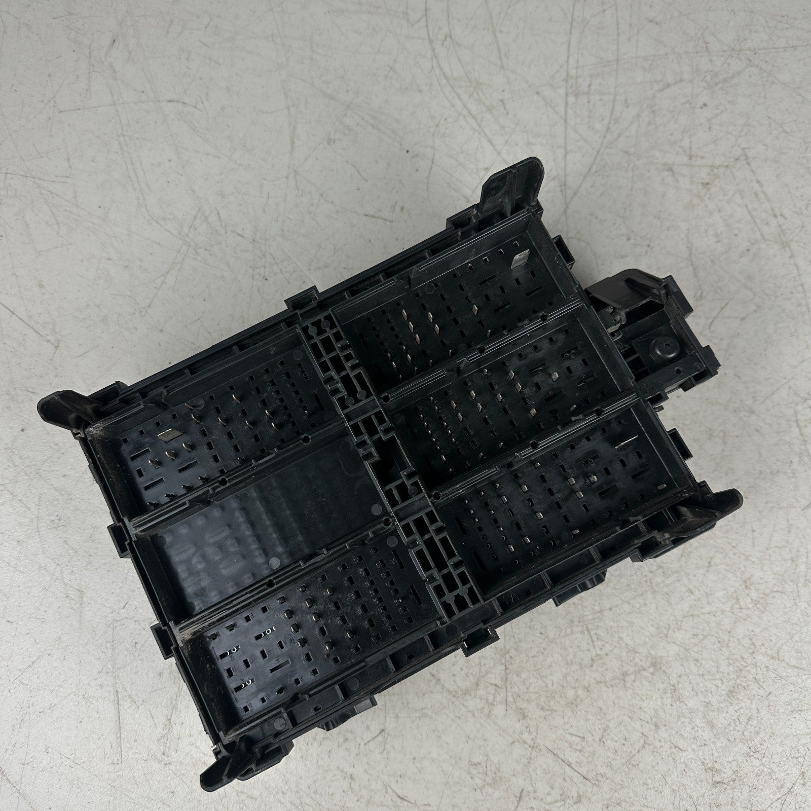 2014-2019 CHEVROLET CORVETTE C7 UNDER HOOD RELAY FUSE BOX ASSEMBLY 23189699 OEM
