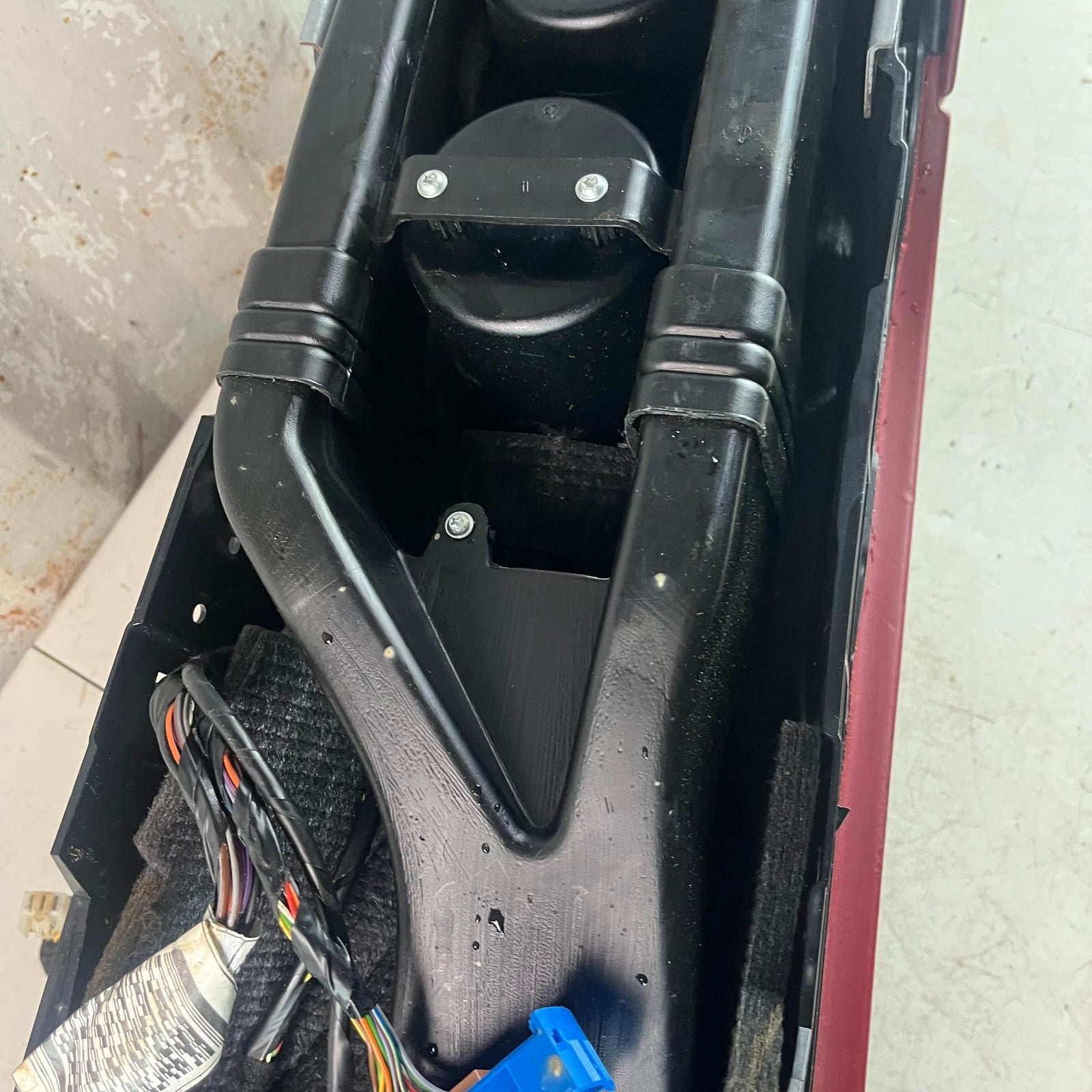 2017-2020 MASERATI LEVANTE CENTER CONSOLE BASE FRAME PANEL W/ ARMREST RED OEM