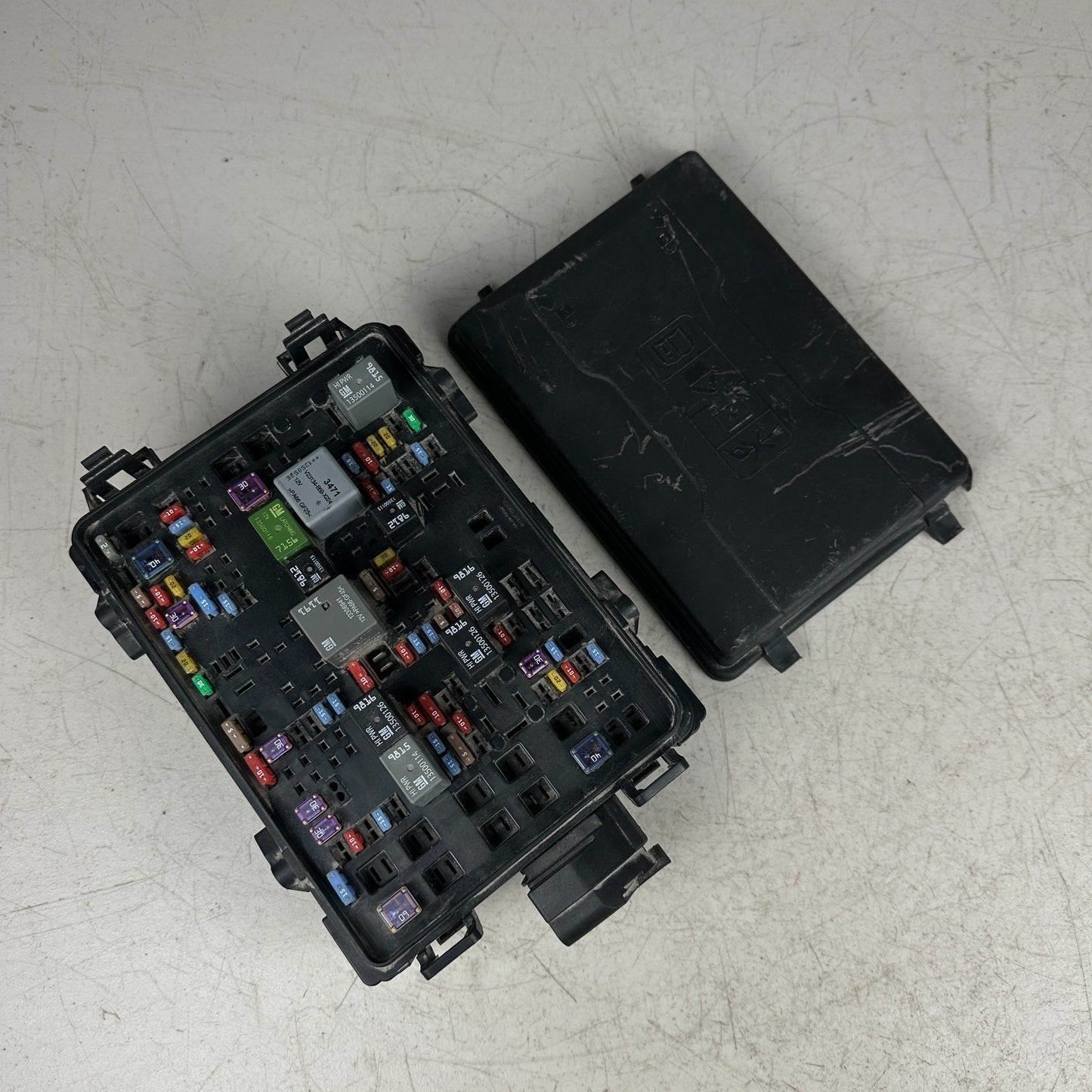 2014-2019 CHEVROLET CORVETTE C7 UNDER HOOD RELAY FUSE BOX ASSEMBLY 23189699 OEM