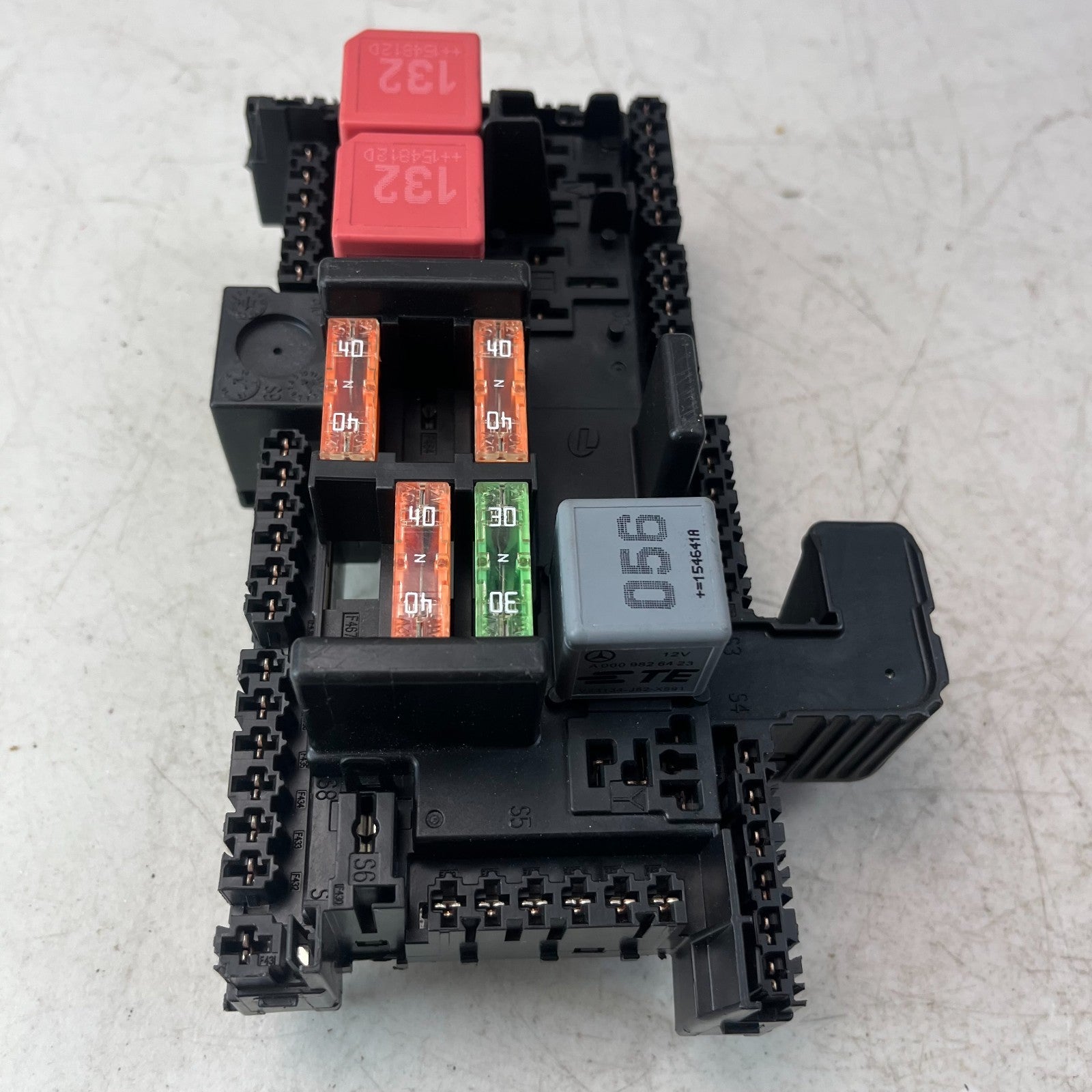 2015-2021 MERCEDES C300 REAR COMPARTMENT FUSE BOX RELAY MODULE UNIT A2059068501