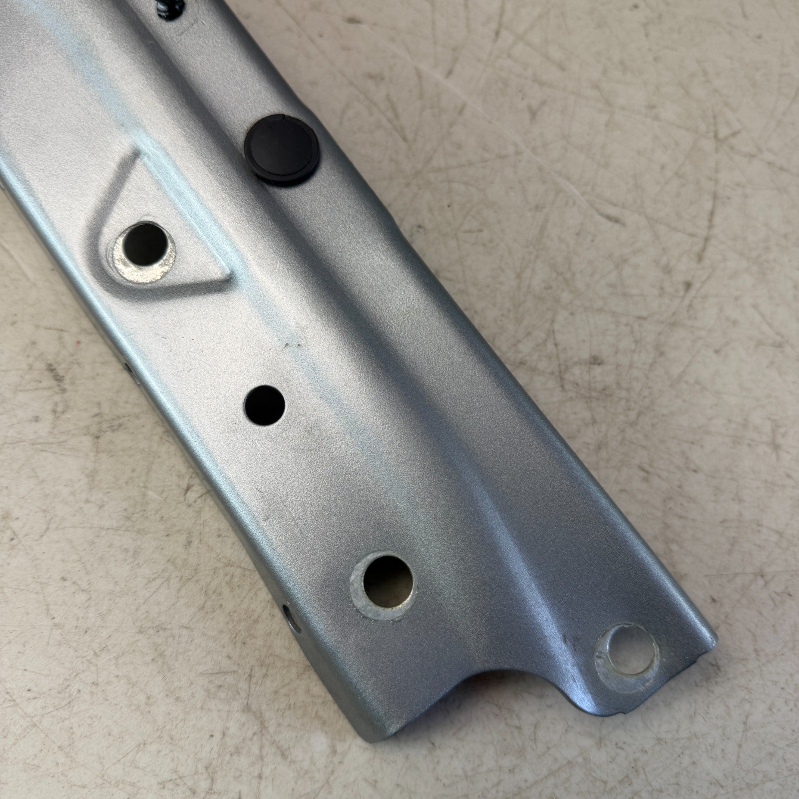 2016-2024 CHEVROLET CAMARO FRONT LEFT DRIVER FENDER SUPPORT BRACKET 84199117 OEM
