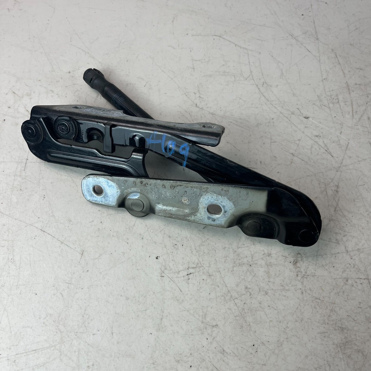 2016-2024 CHEVY CAMARO LEFT SIDE TAILGATE HINGE WITH LIFT SUPPORT 84045963 OEM