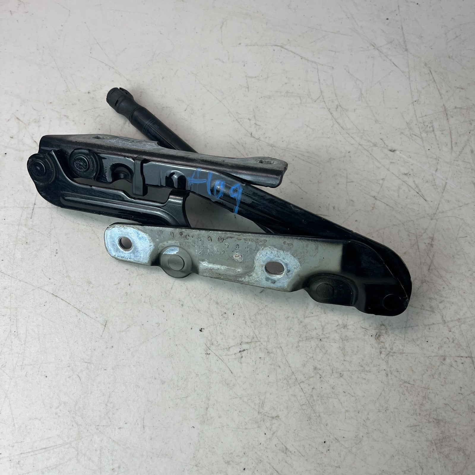2016-2024 CHEVY CAMARO LEFT SIDE TAILGATE HINGE WITH LIFT SUPPORT 84045963 OEM