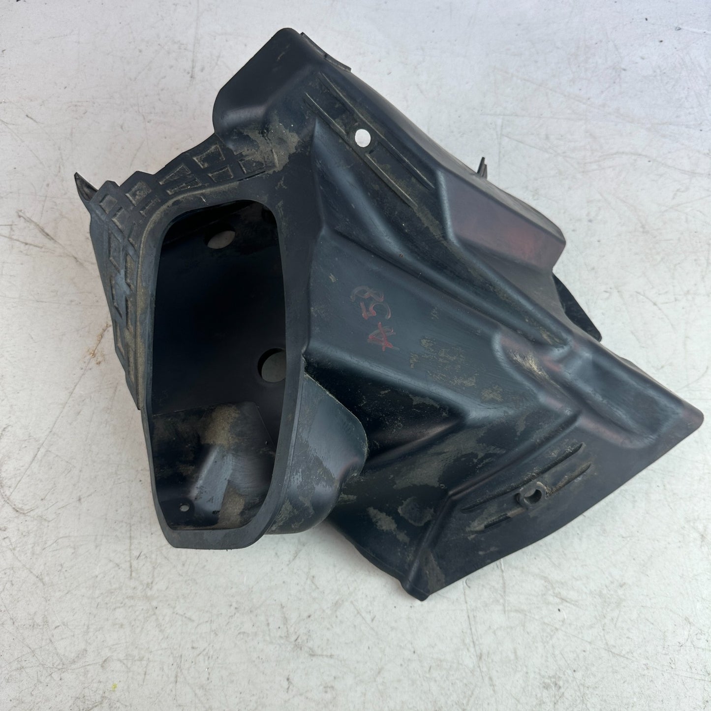 2016-2024 CHEVROLET CAMARO ENGINE AIR CLEANER INTAKE LOWER GUIDE BAFFLE 23507393
